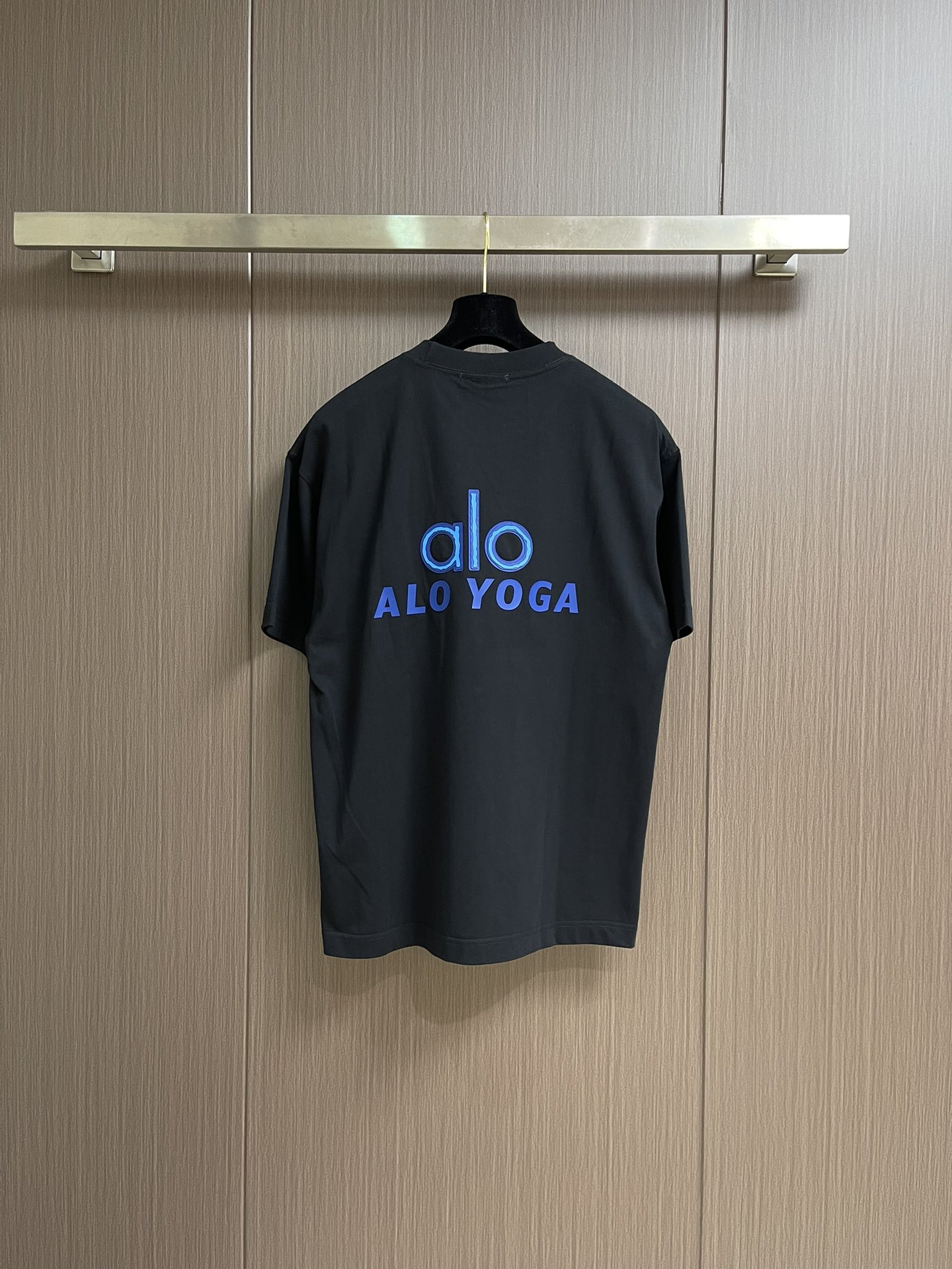 
Alo 2025SS春夏全新系列圆领短袖T恤，非常时髦前卫的一款男女同款短袖，标识logo图案压胶修饰