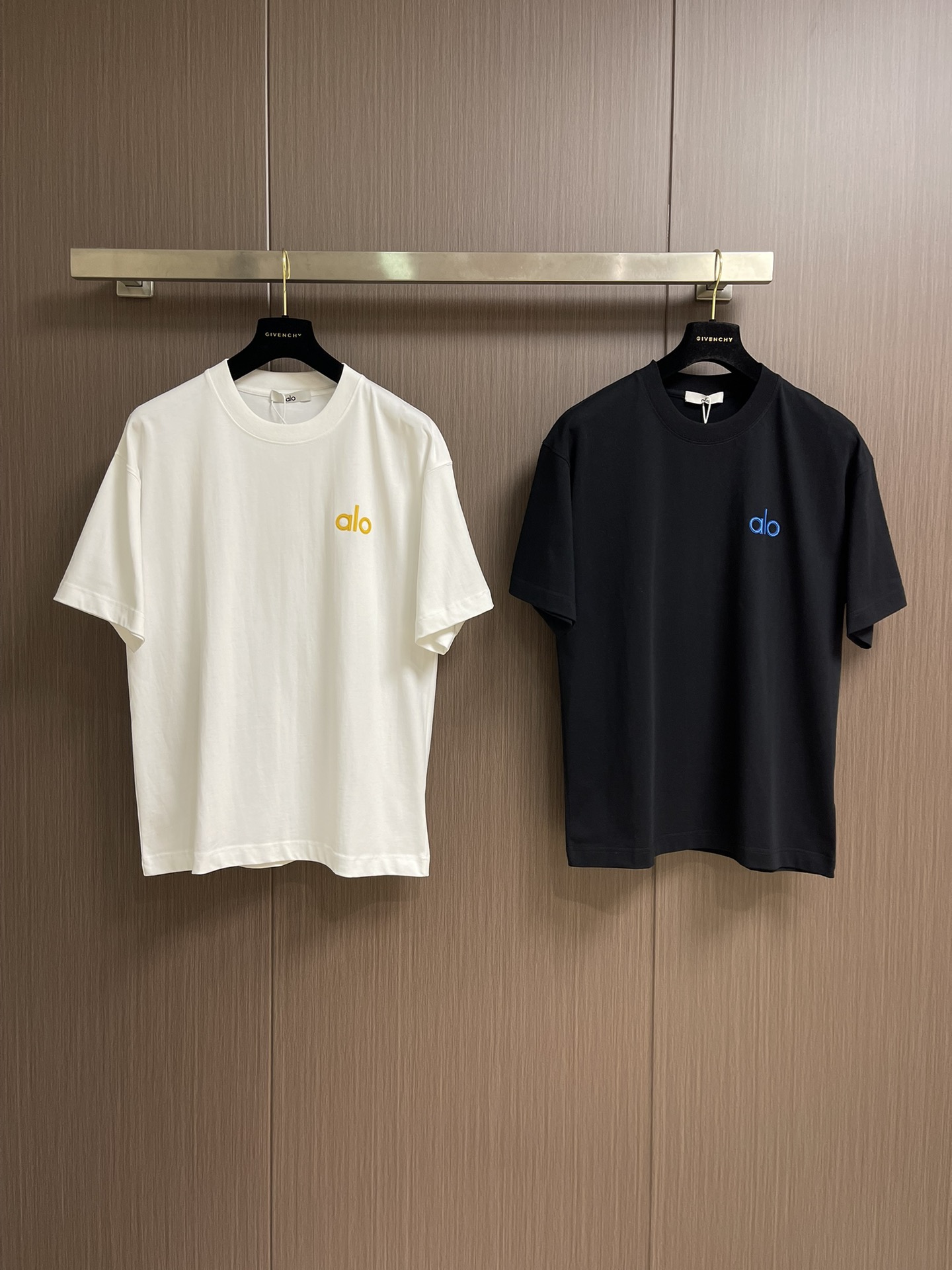 
Alo 2025SS春夏全新系列圆领短袖T恤，非常时髦前卫的一款男女同款短袖，标识logo图案压胶修饰