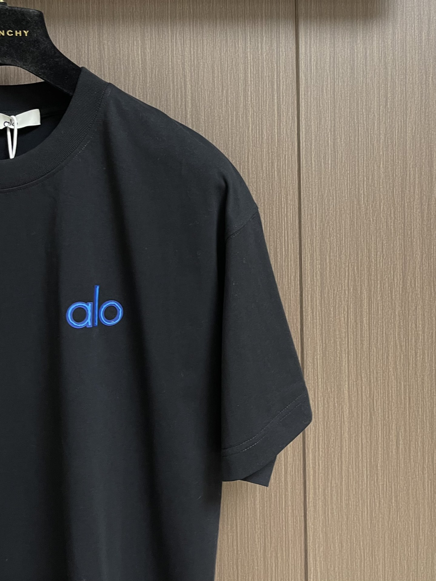 
Alo 2025SS春夏全新系列圆领短袖T恤，非常时髦前卫的一款男女同款短袖，标识logo图案压胶修饰