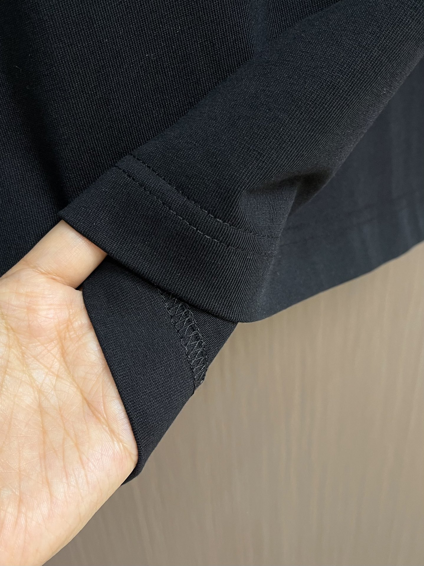 
Alo 2025SS春夏全新系列圆领短袖T恤，非常时髦前卫的一款男女同款短袖，标识logo图案压胶修饰