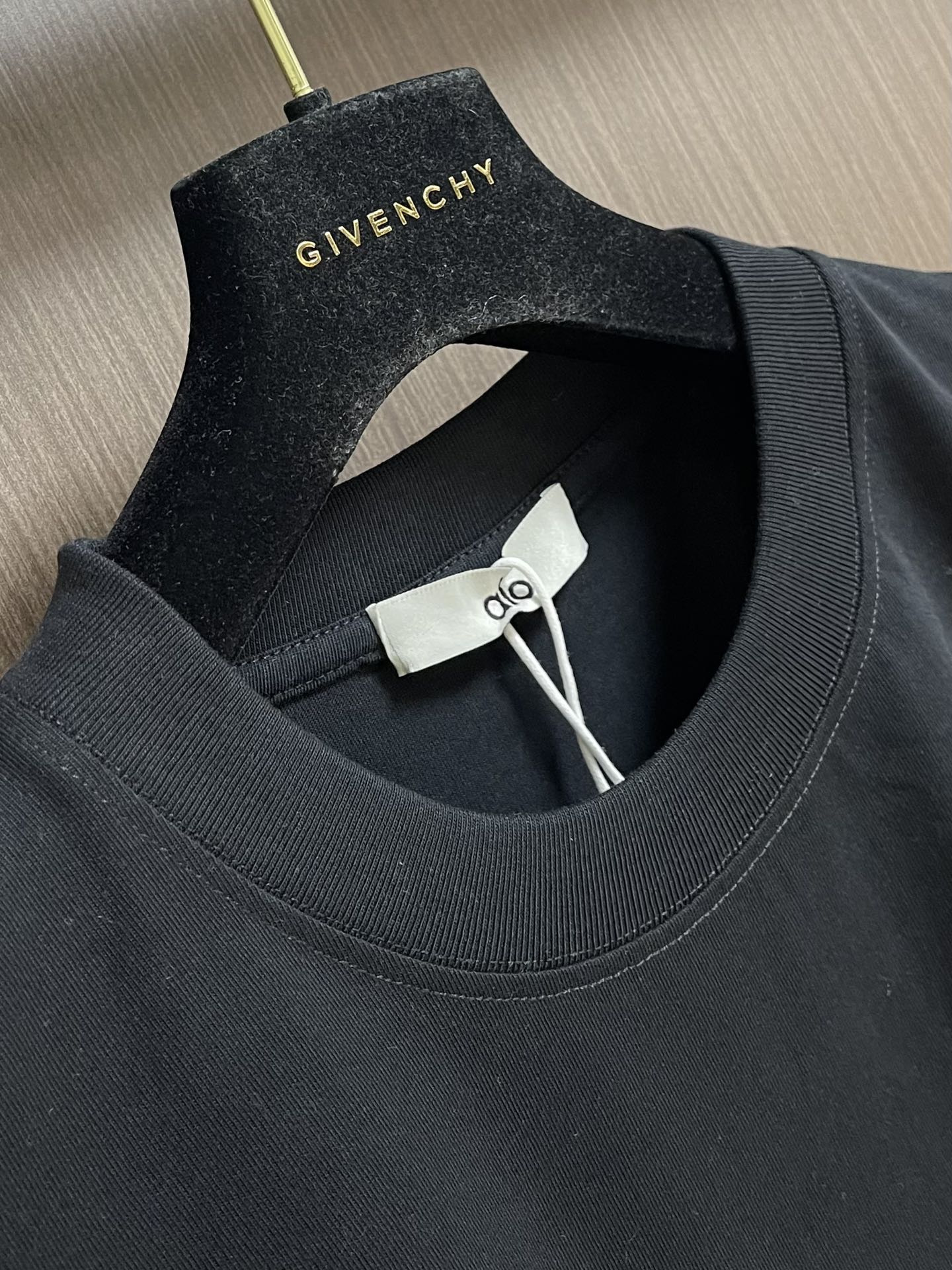 
Alo 2025SS春夏全新系列圆领短袖T恤，非常时髦前卫的一款男女同款短袖，标识logo图案压胶修饰