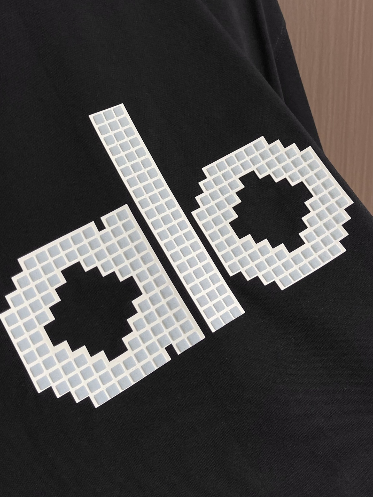 
ALO 2025SS新款圆领T恤，采用客供独家进口定制面料，面料表面非常有质感显而易见，上身透气轻薄十