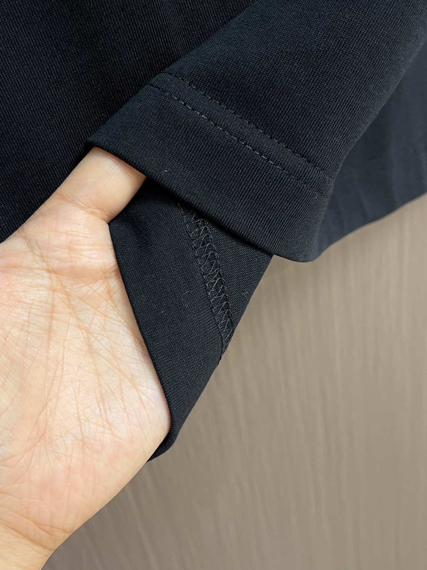 
ALO 2025SS新款圆领T恤，采用客供独家进口定制面料，面料表面非常有质感显而易见，上身透气轻薄十