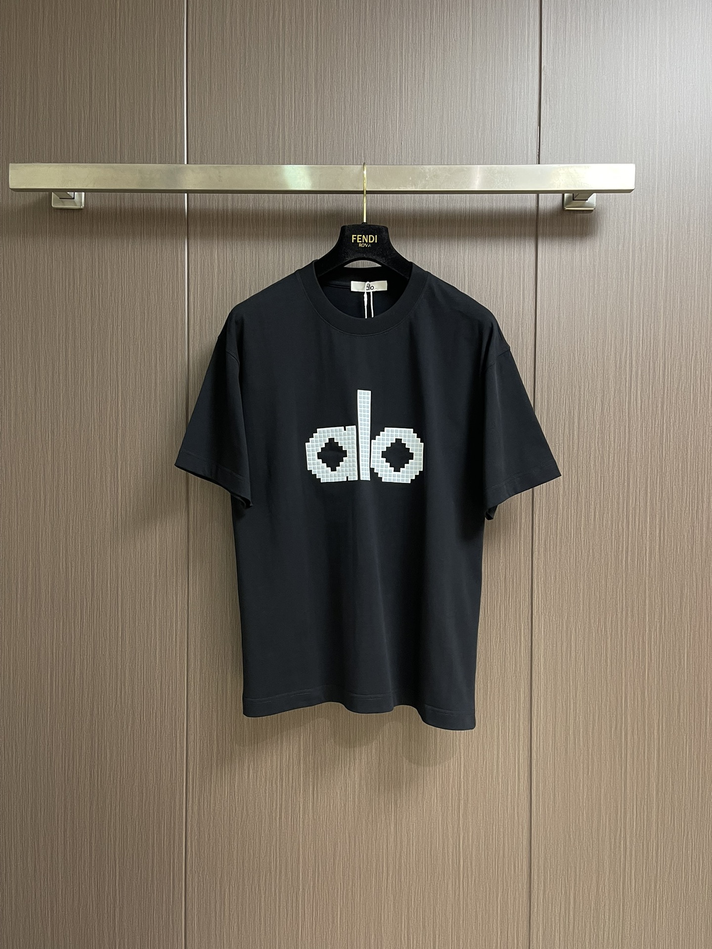 
ALO 2025SS新款圆领T恤，采用客供独家进口定制面料，面料表面非常有质感显而易见，上身透气轻薄十