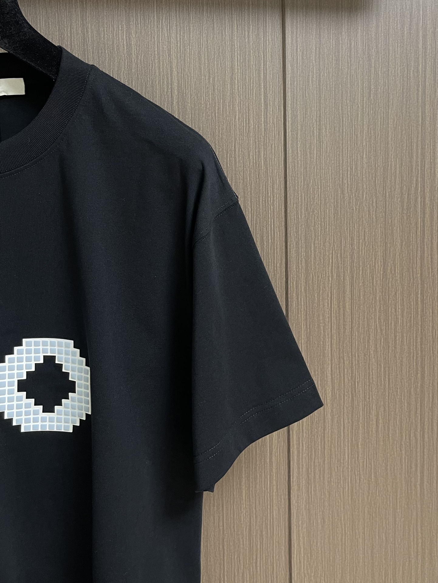 
ALO 2025SS新款圆领T恤，采用客供独家进口定制面料，面料表面非常有质感显而易见，上身透气轻薄十