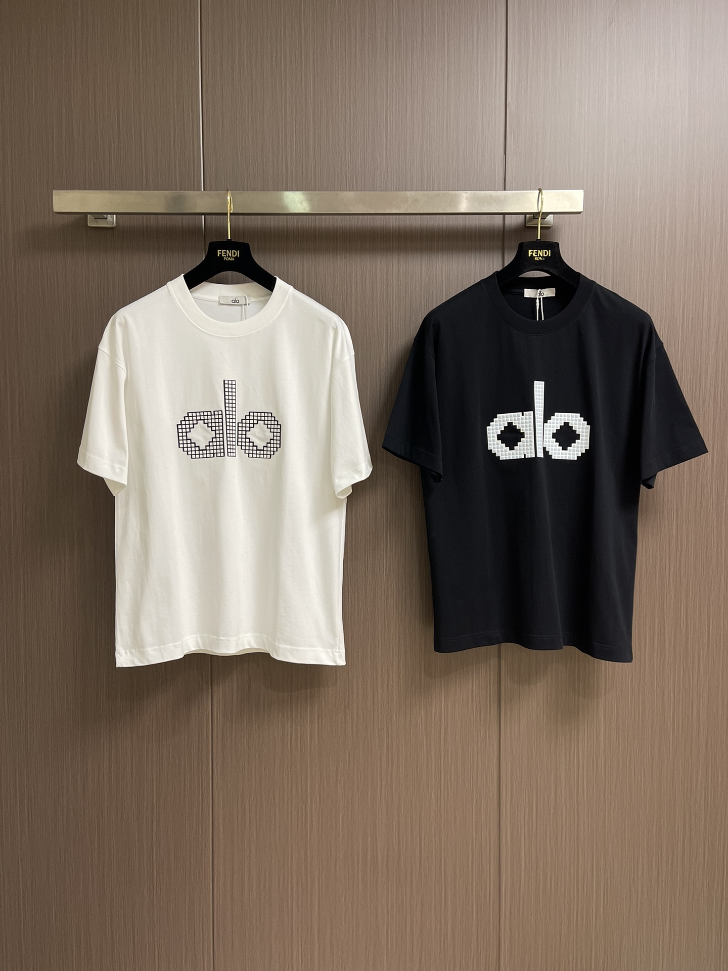 
ALO 2025SS新款圆领T恤，采用客供独家进口定制面料，面料表面非常有质感显而易见，上身透气轻薄十