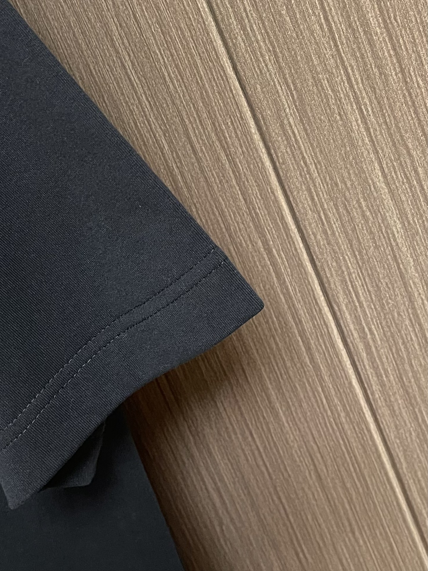 
ALO 2025SS新款圆领T恤，采用客供独家进口定制面料，面料表面非常有质感显而易见，上身透气轻薄十