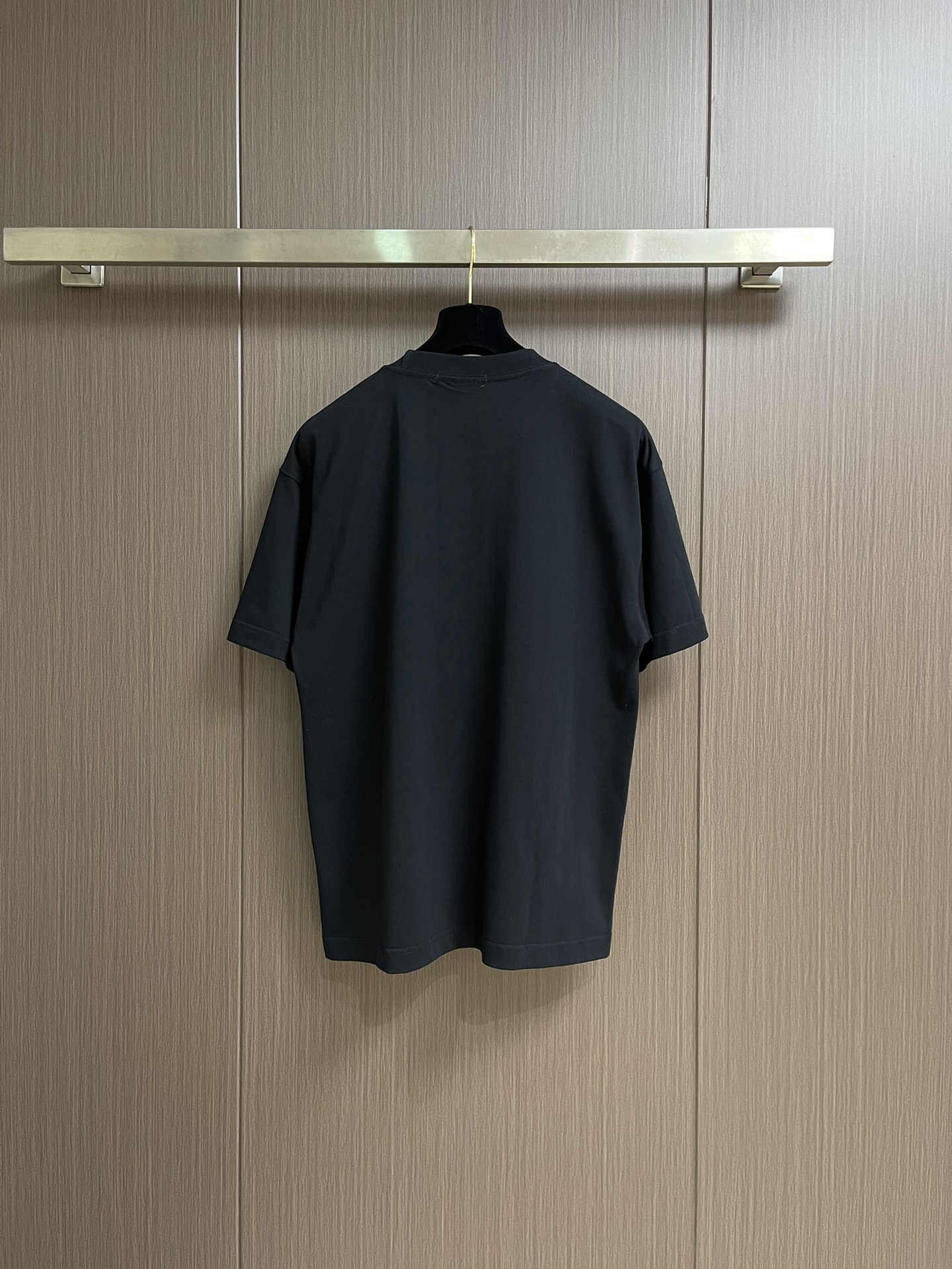 
ALO 2025SS新款圆领T恤，采用客供独家进口定制面料，面料表面非常有质感显而易见，上身透气轻薄十