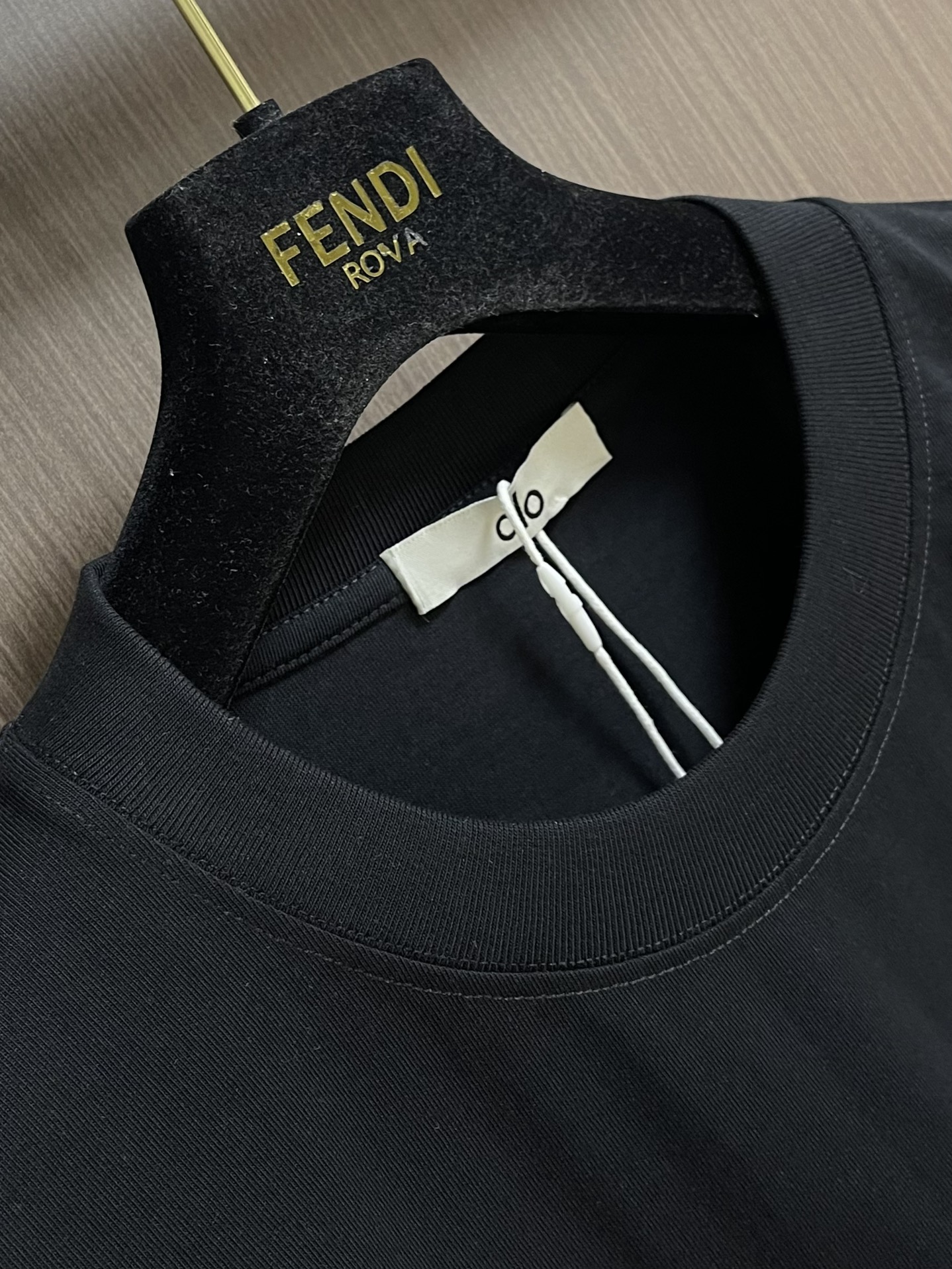 
ALO 2025SS新款圆领T恤，采用客供独家进口定制面料，面料表面非常有质感显而易见，上身透气轻薄十