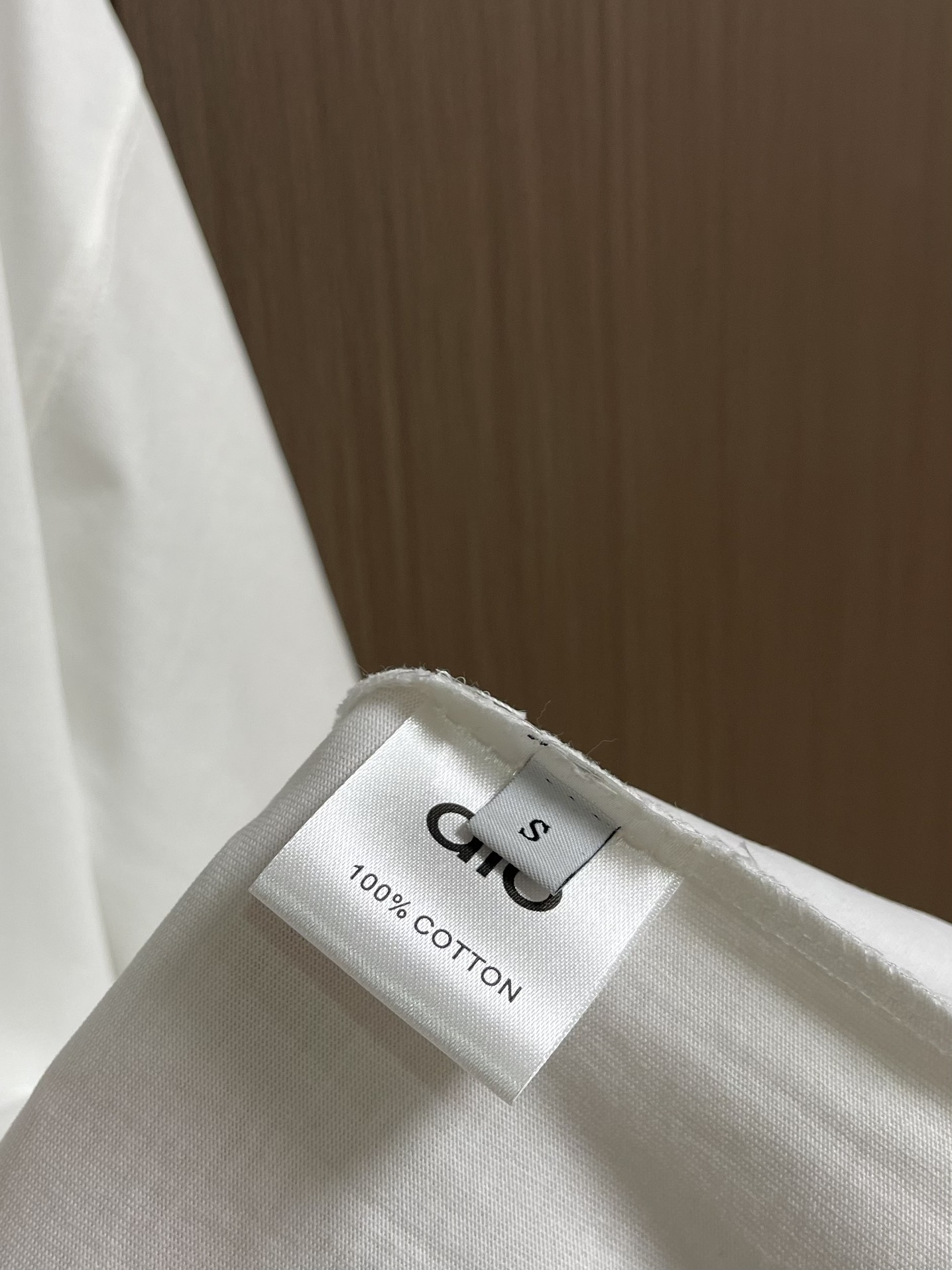 
ALO 2025SS新款圆领T恤，采用客供独家进口定制面料，面料表面非常有质感显而易见，上身透气轻薄十