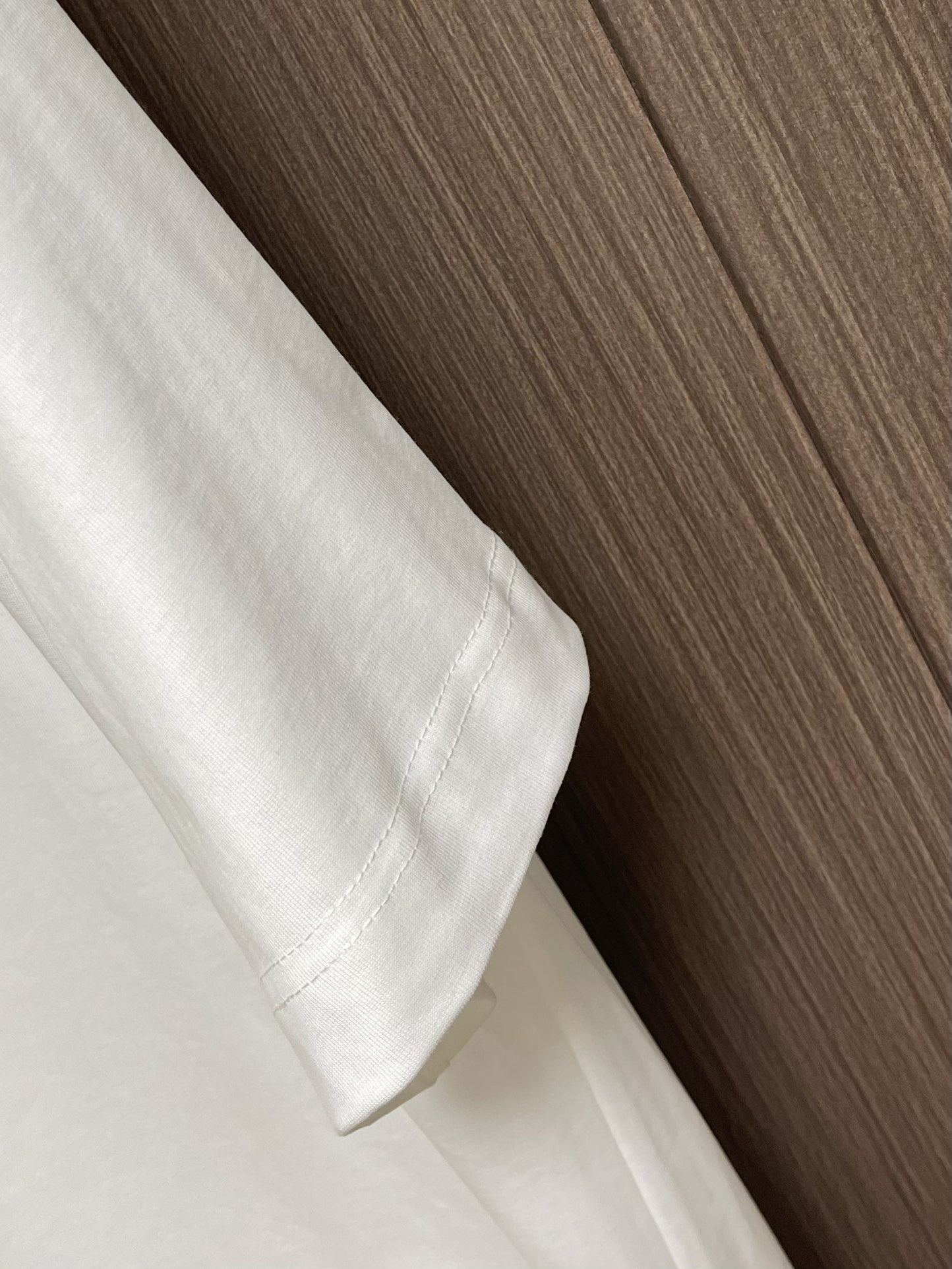 
ALO 2025SS新款圆领T恤，采用客供独家进口定制面料，面料表面非常有质感显而易见，上身透气轻薄十