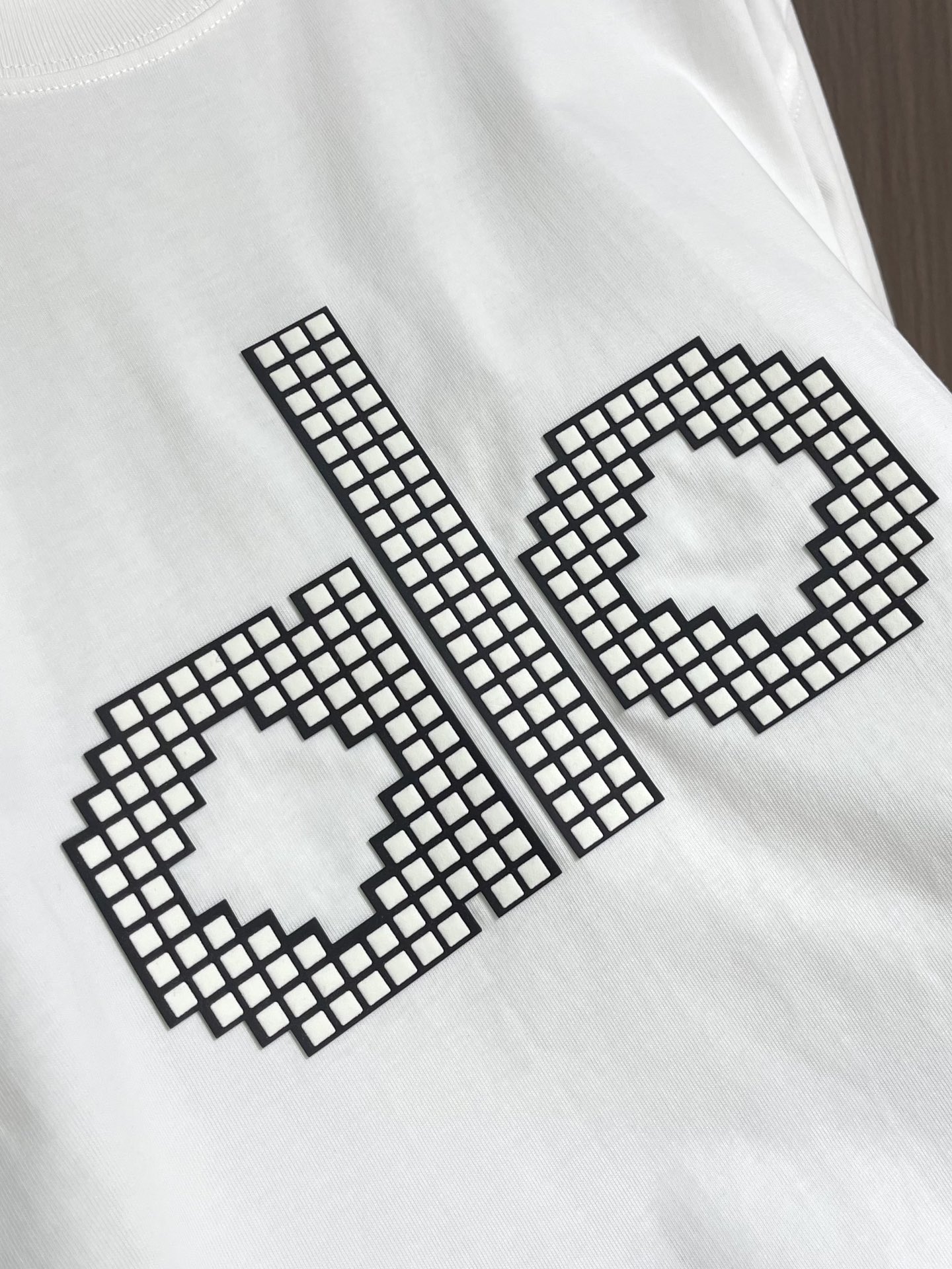 
ALO 2025SS新款圆领T恤，采用客供独家进口定制面料，面料表面非常有质感显而易见，上身透气轻薄十