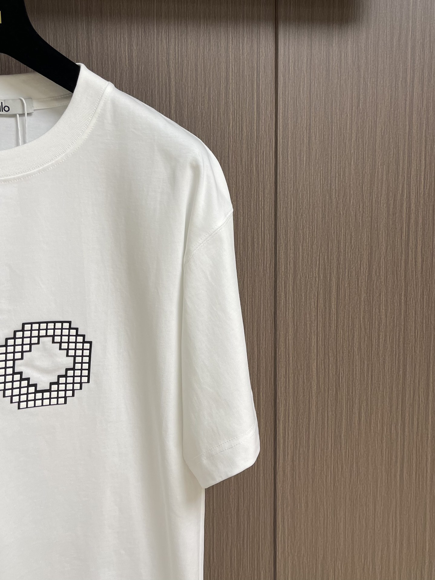 
ALO 2025SS新款圆领T恤，采用客供独家进口定制面料，面料表面非常有质感显而易见，上身透气轻薄十