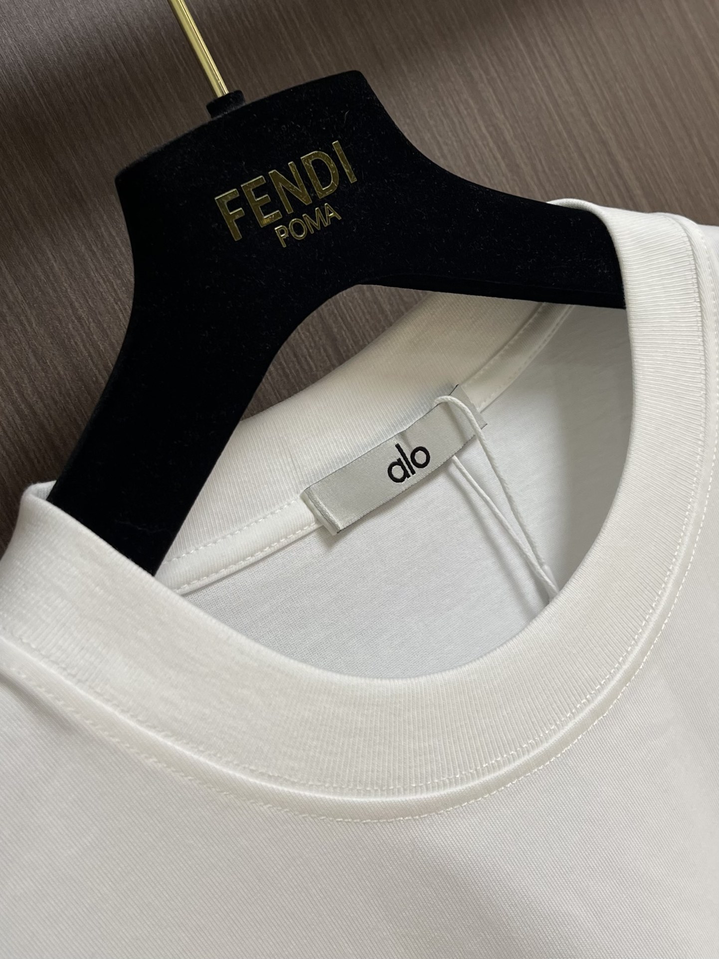 
ALO 2025SS新款圆领T恤，采用客供独家进口定制面料，面料表面非常有质感显而易见，上身透气轻薄十