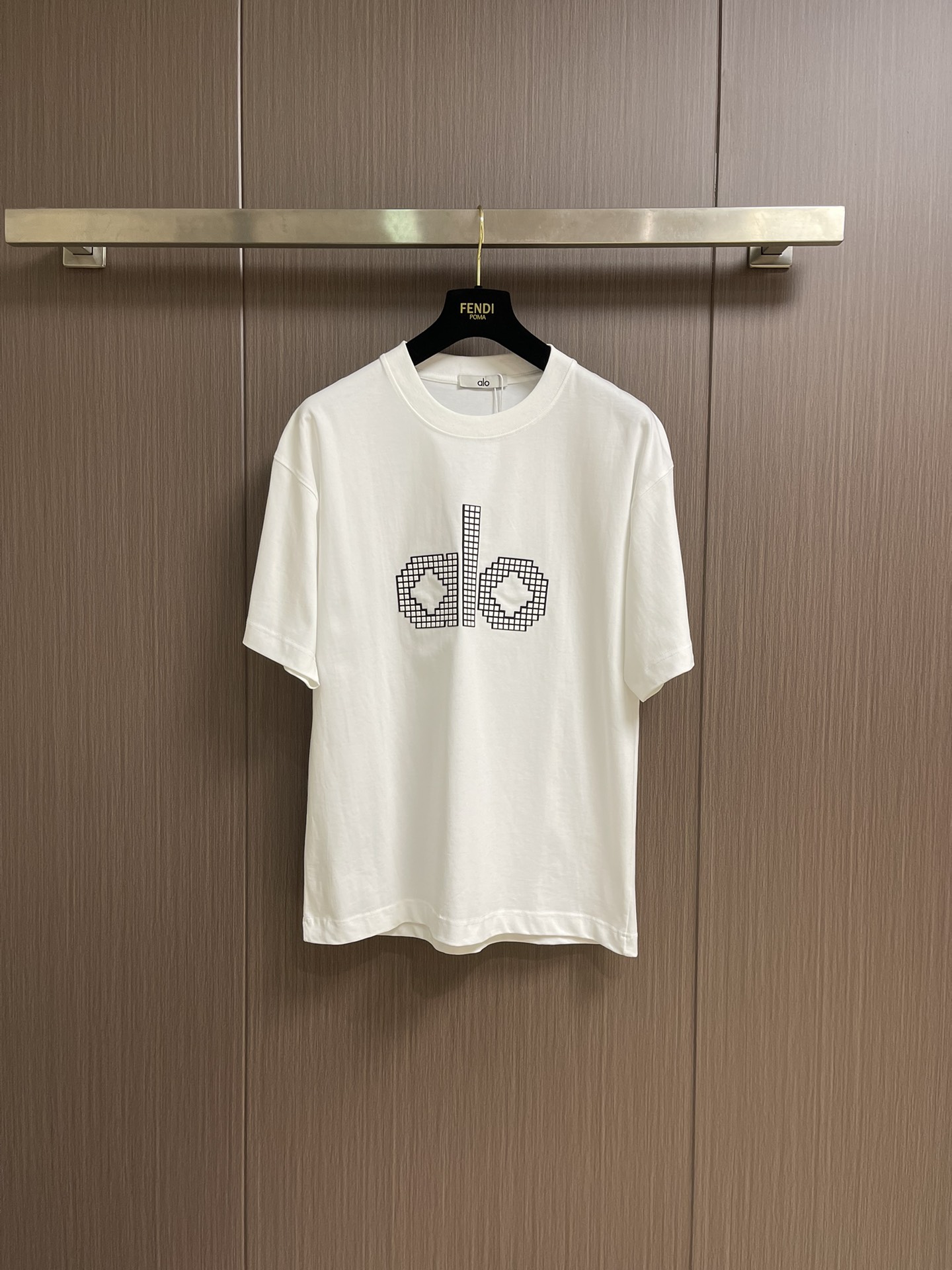 NO:518350,ALO 2025SS new round neck T-shirt, which uses exclusive imported customized fabrics for customer supply. The surface of the fabric is very textured and obvious. The upper body is breathable, light and comfortable. The details show the design characteristics and exquisite craftsmanship, and the overall details are wonderful!  Overall style is fashionable, simple and elegant. Size S-XXL S-Size bust 110cm long 73cm shoulder width 53cm M-Size bust 114cm long 74cm shoulder width 55cm L-Size bust 118cm long 75cm shoulder width 57cm XL-Size bust 122cm long 76cm shoulder width 59cm XXL-Size bust 126cm long 77cm shoulder width 61cm, tees, t-shirt, alexander wang19860909ALO 2025SS新款圆领T恤,采用客供独家进口定制面料,面料表面非常有质感显而易见,上身透气轻薄十分舒适,细节处彰显设计特色与精湛工艺,整体细节美妙绝伦！整体款式时尚简洁大方.尺码S-XXL S码胸围110cm衣长73cm肩宽53cm M码胸围114cm衣长74cm肩宽55cm L码胸围118cm 衣长75cm肩宽57cm XL码胸围122cm 衣长76cm肩宽59cm XXL码胸围126cm 衣长77cm 肩宽61cm,,tees，t-shirt,alexander wang,Men's clothing