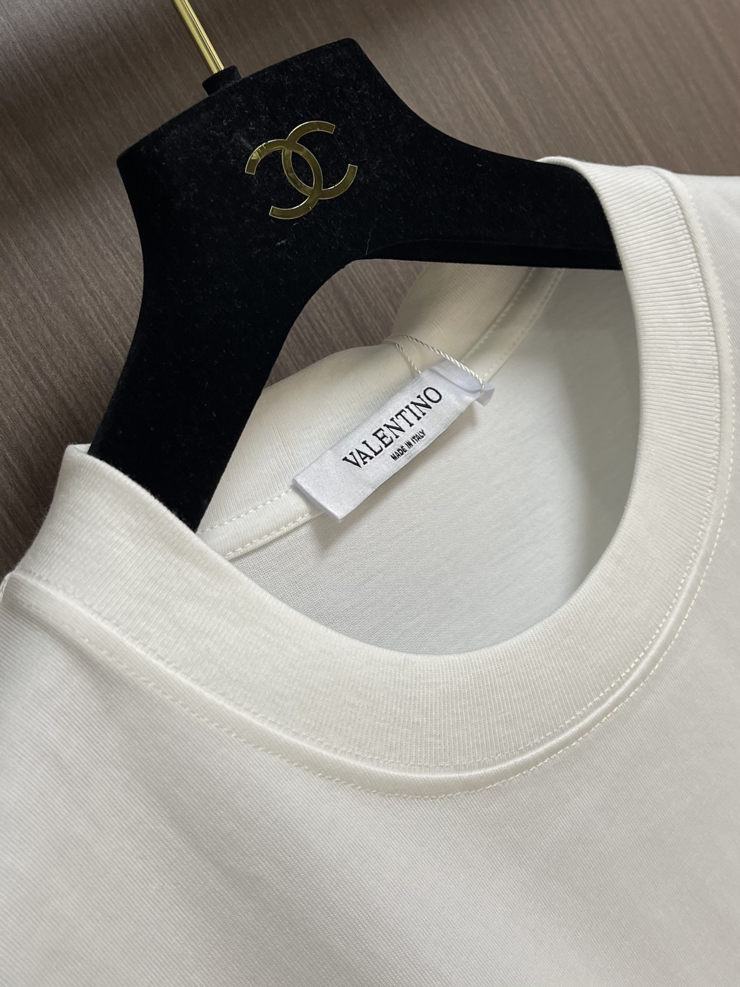 
valentino 华伦天奴2025SS早春新款短袖圆领T恤，380高克重圆领设计经典简约，短袖剪裁适