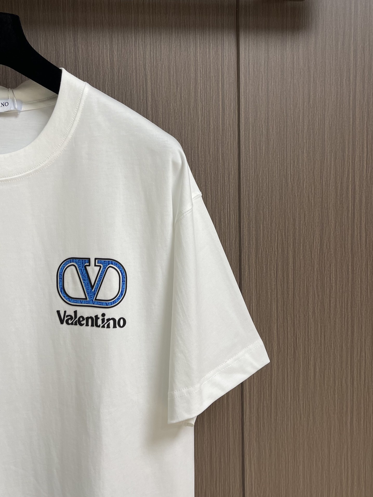 
valentino 华伦天奴2025SS早春新款短袖圆领T恤，380高克重圆领设计经典简约，短袖剪裁适