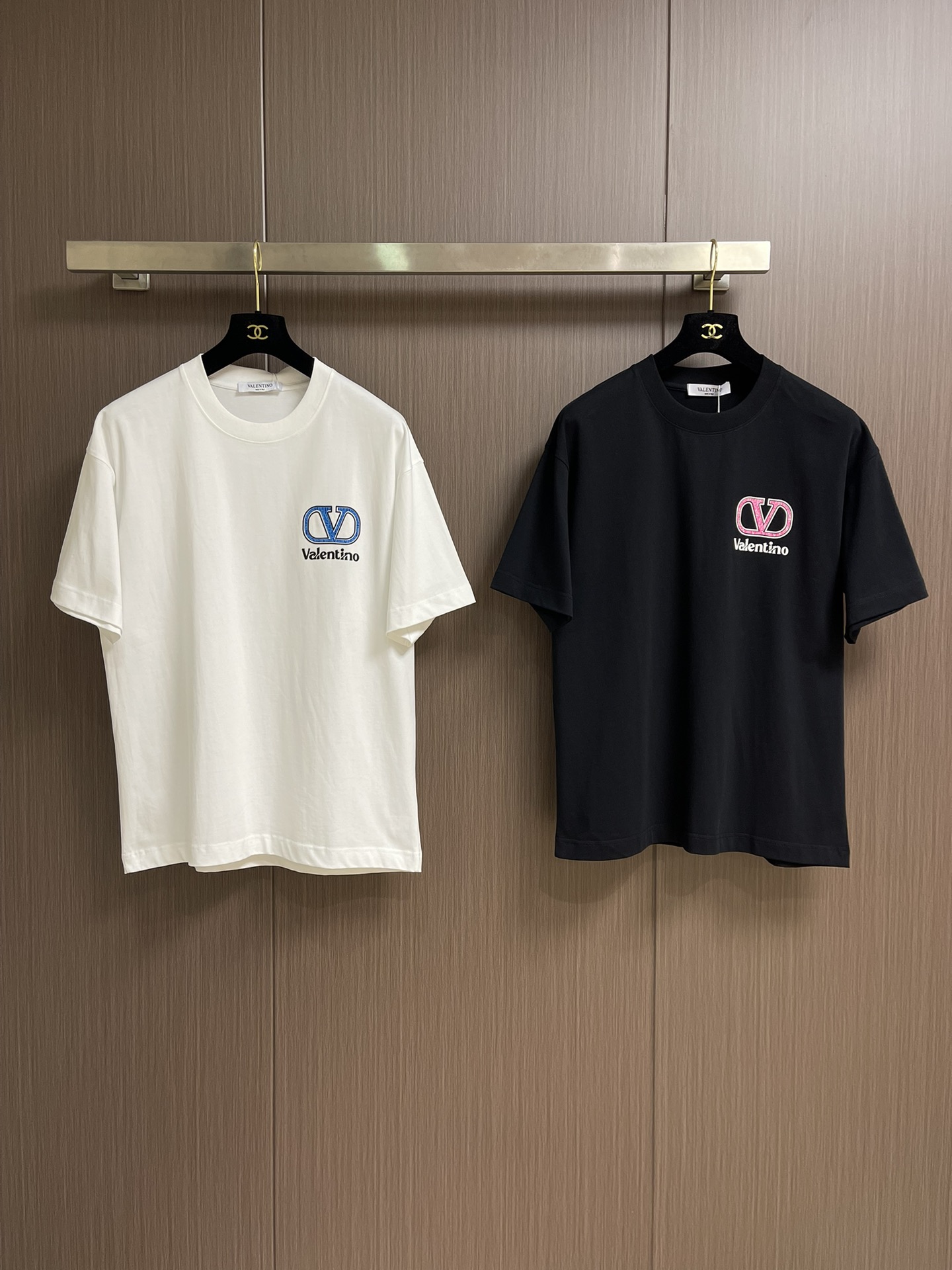 
valentino 华伦天奴2025SS早春新款短袖圆领T恤，380高克重圆领设计经典简约，短袖剪裁适