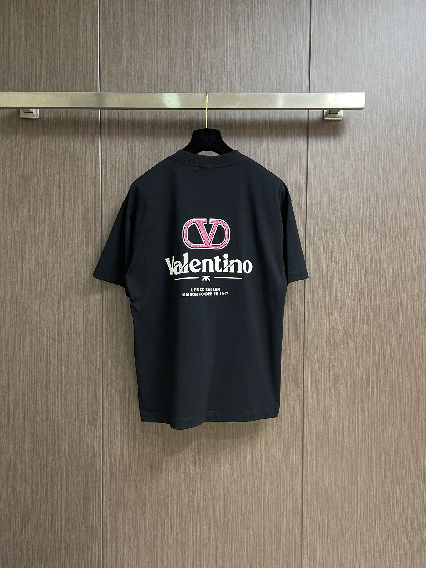 
valentino 华伦天奴2025SS早春新款短袖圆领T恤，380高克重圆领设计经典简约，短袖剪裁适