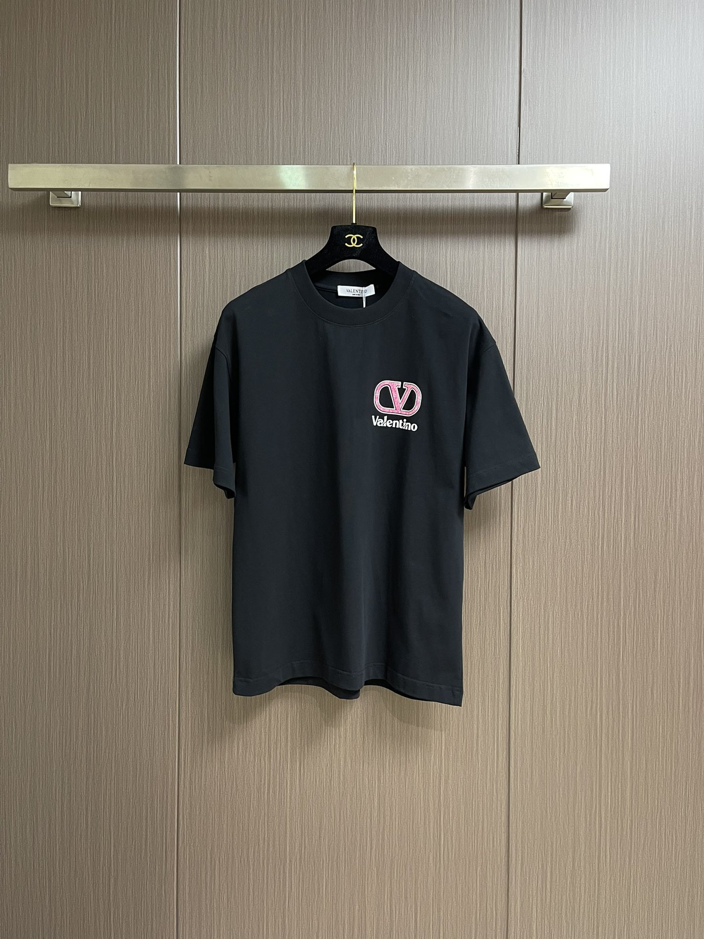 NO:518353,Valentino 2025SS Early Spring New Short-sleeved Round Neck T-shirt, 380-g Heavy Round Neck Design Classic Simple, Short-sleeved Cut to Become Daily Wearing Overall Loose Style, Comfortable and Free to Wear. Size S-XXL Size Bust 110cm Long 73cm Shoulder Width 53cm M Bust 114cm Long 74cm Shoulder Width 55cm L Size Bust 118cm Long 75cm Shoulder Width 57cm XL Size Bust 122cm Long 76cm Shoulder Width 59cm XXL Size Bust 126cm Long 77cm Shoulder Width 61cm, Valentino, Valentino, T-shirt,tees, t-shirt,alexander wang19860909valentino 华伦天奴2025SS早春新款短袖圆领T恤,380高克重圆领设计经典简约,短袖剪裁适配日常穿着 整体呈宽松版型,穿着舒适自在.尺码S-XXL S码胸围110cm衣长73cm肩宽53cm M码胸围114cm衣长74cm肩宽55cm L码胸围118cm 衣长75cm肩宽57cm XL码胸围122cm 衣长76cm肩宽59cm XXL码胸围126cm 衣长77cm 肩宽61cm,,valentino,valentino,T-shirt,tees，t-shirt,alexander wang,Men's clothing