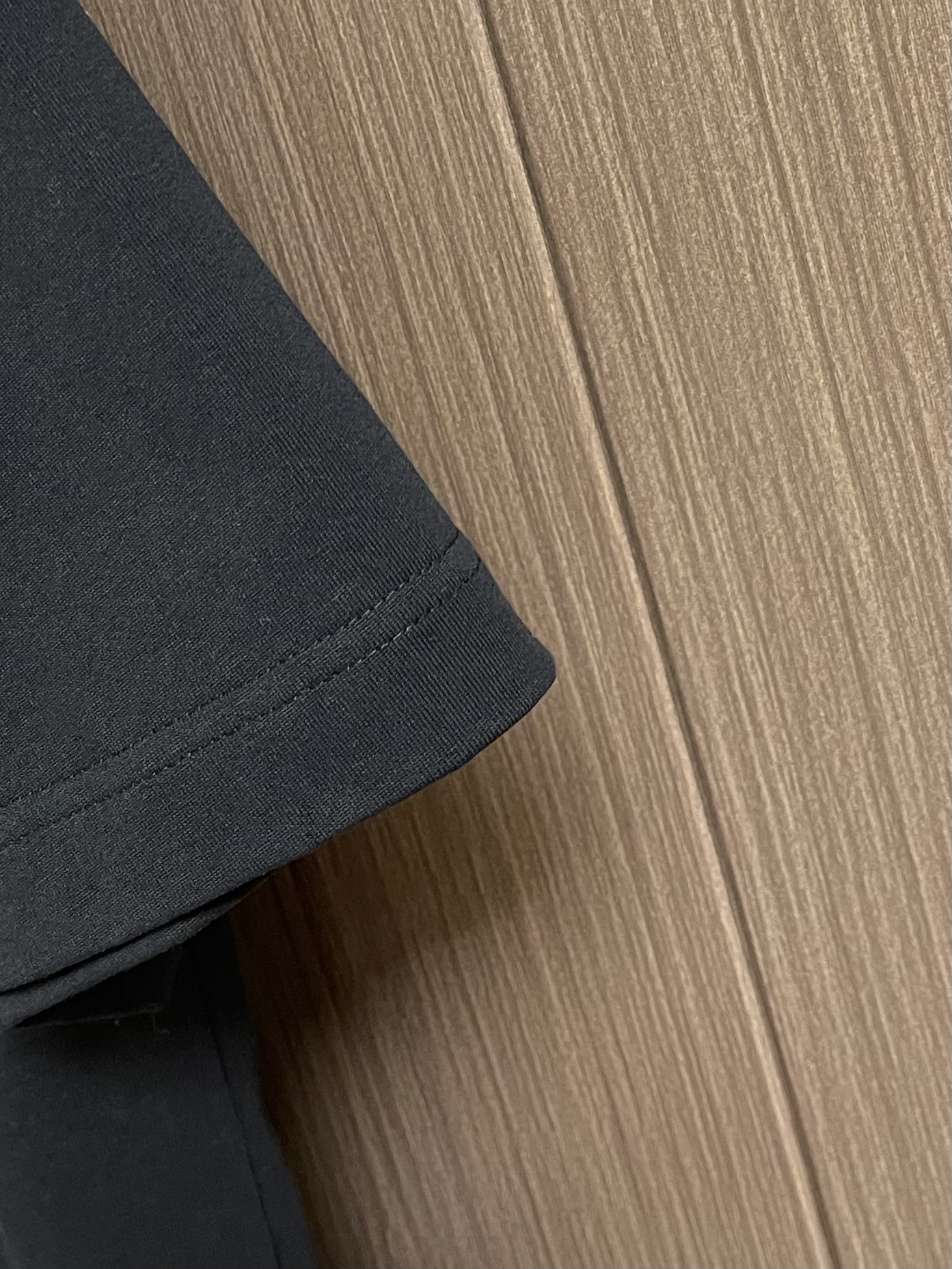 
valentino 华伦天奴2025SS早春新款短袖圆领T恤，380高克重圆领设计经典简约，短袖剪裁适