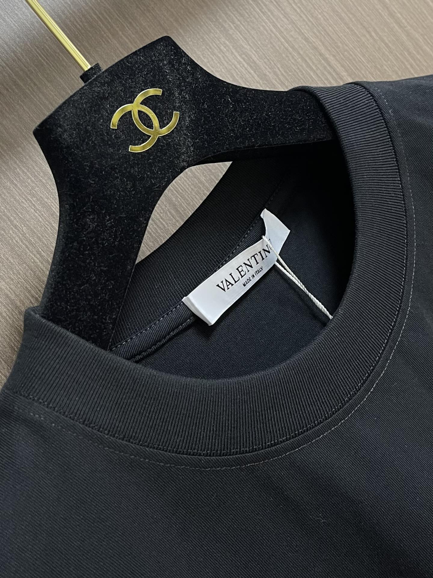 
valentino 华伦天奴2025SS早春新款短袖圆领T恤，380高克重圆领设计经典简约，短袖剪裁适