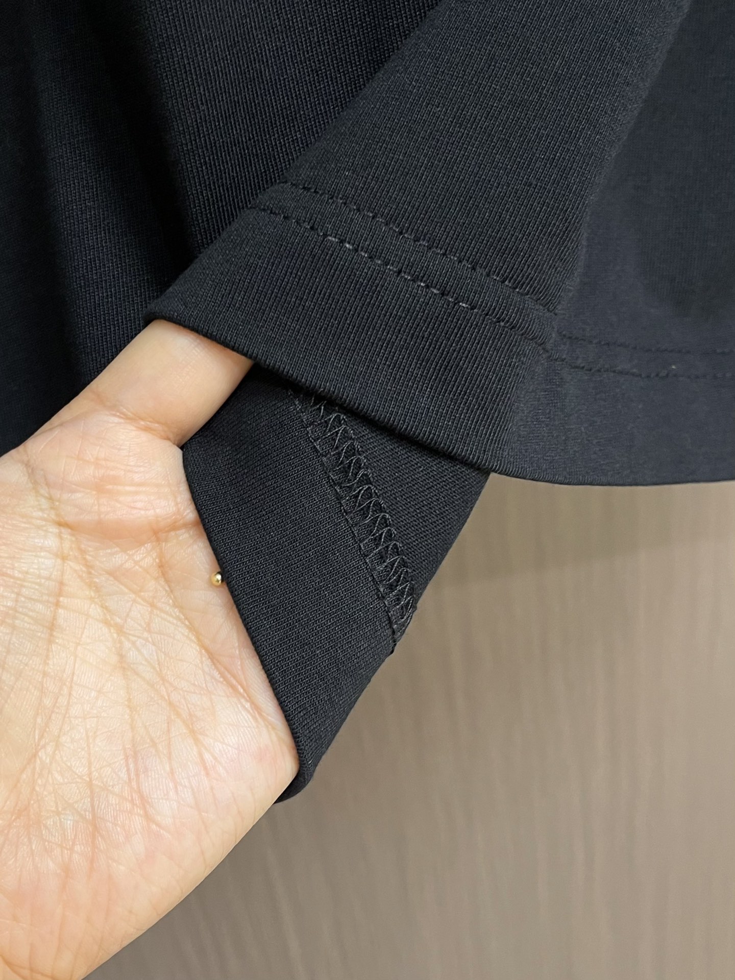 
valentino 华伦天奴2025SS早春新款短袖圆领T恤，380高克重圆领设计经典简约，短袖剪裁适