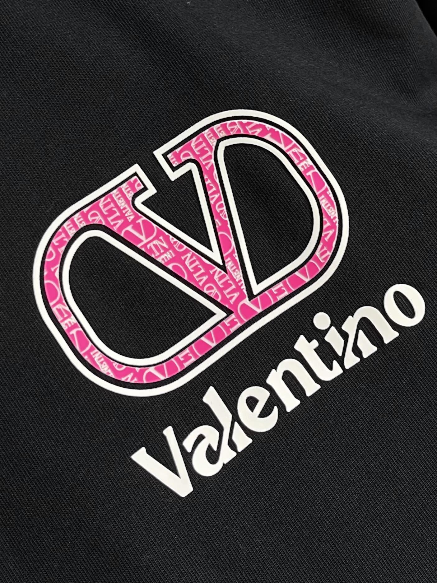 
valentino 华伦天奴2025SS早春新款短袖圆领T恤，380高克重圆领设计经典简约，短袖剪裁适