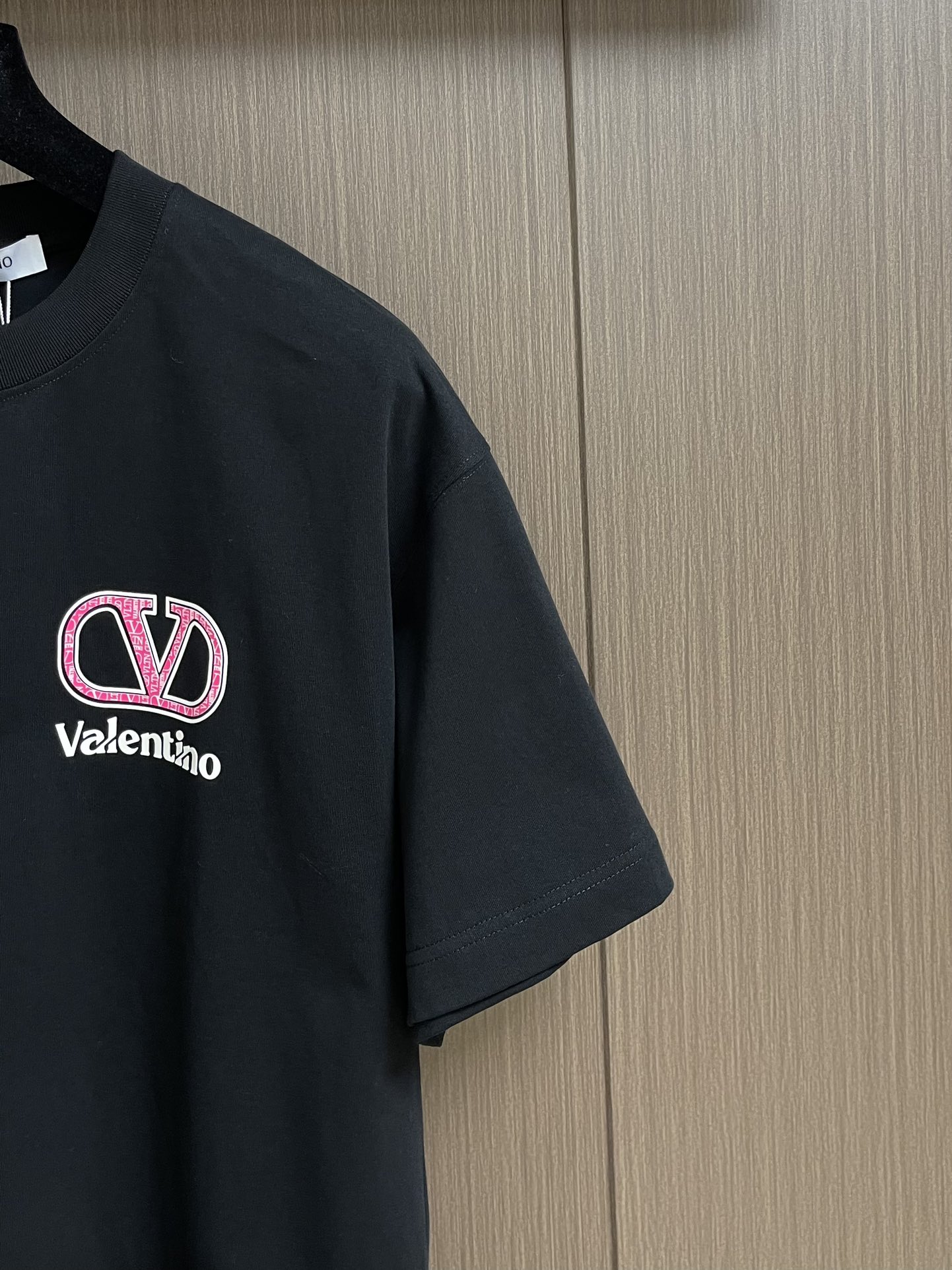 
valentino 华伦天奴2025SS早春新款短袖圆领T恤，380高克重圆领设计经典简约，短袖剪裁适