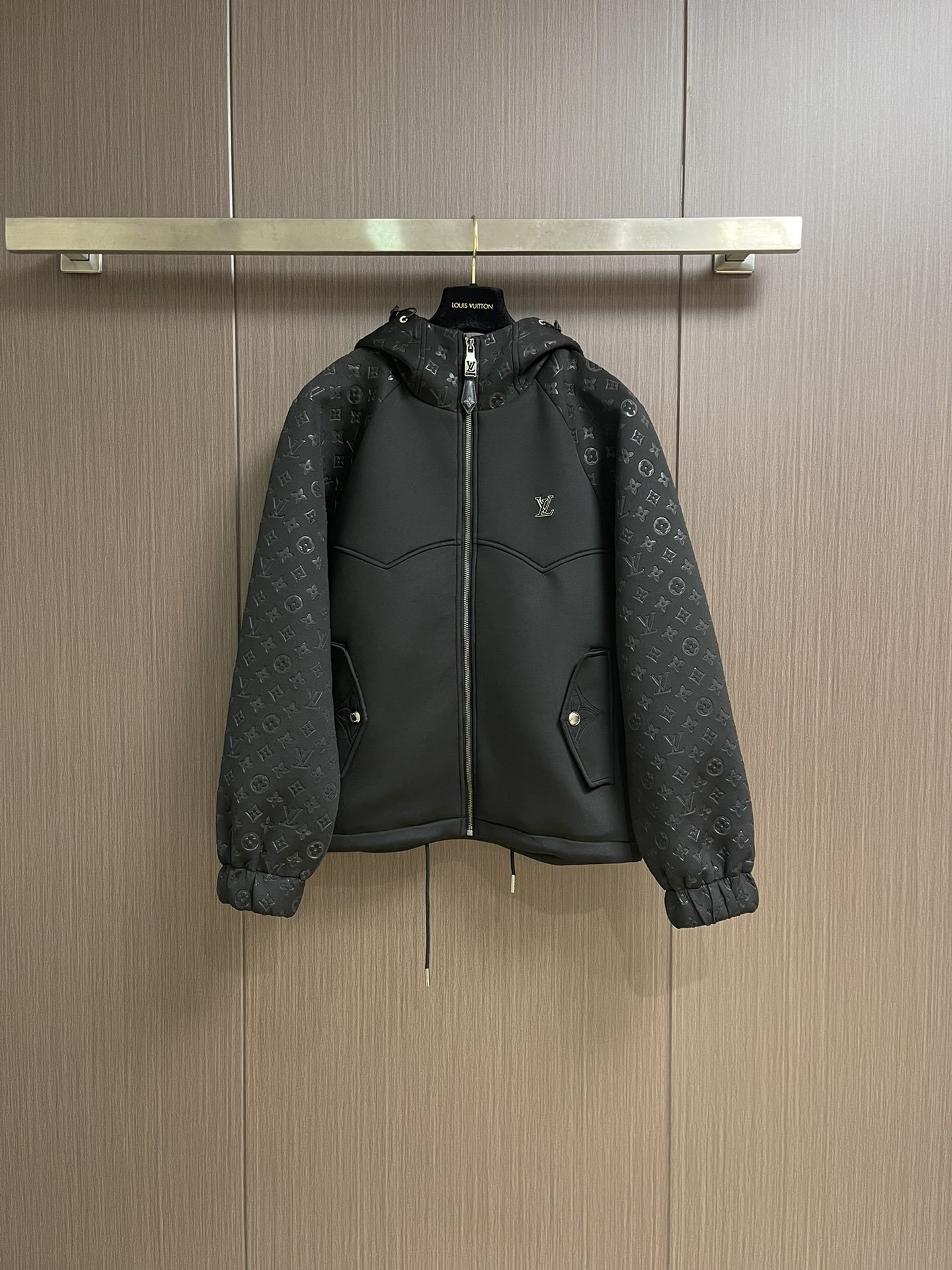 
LV 2025ss秋季新款拼接连帽外套，定制五金，面料进口提花空气层棉，质感光泽垂感更强，品相高级，拼