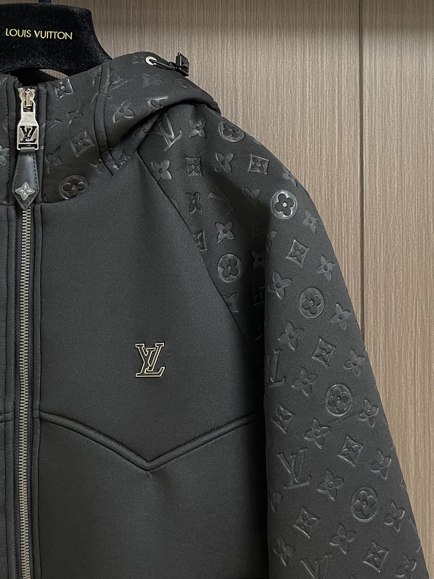 
LV 2025ss秋季新款拼接连帽外套，定制五金，面料进口提花空气层棉，质感光泽垂感更强，品相高级，拼