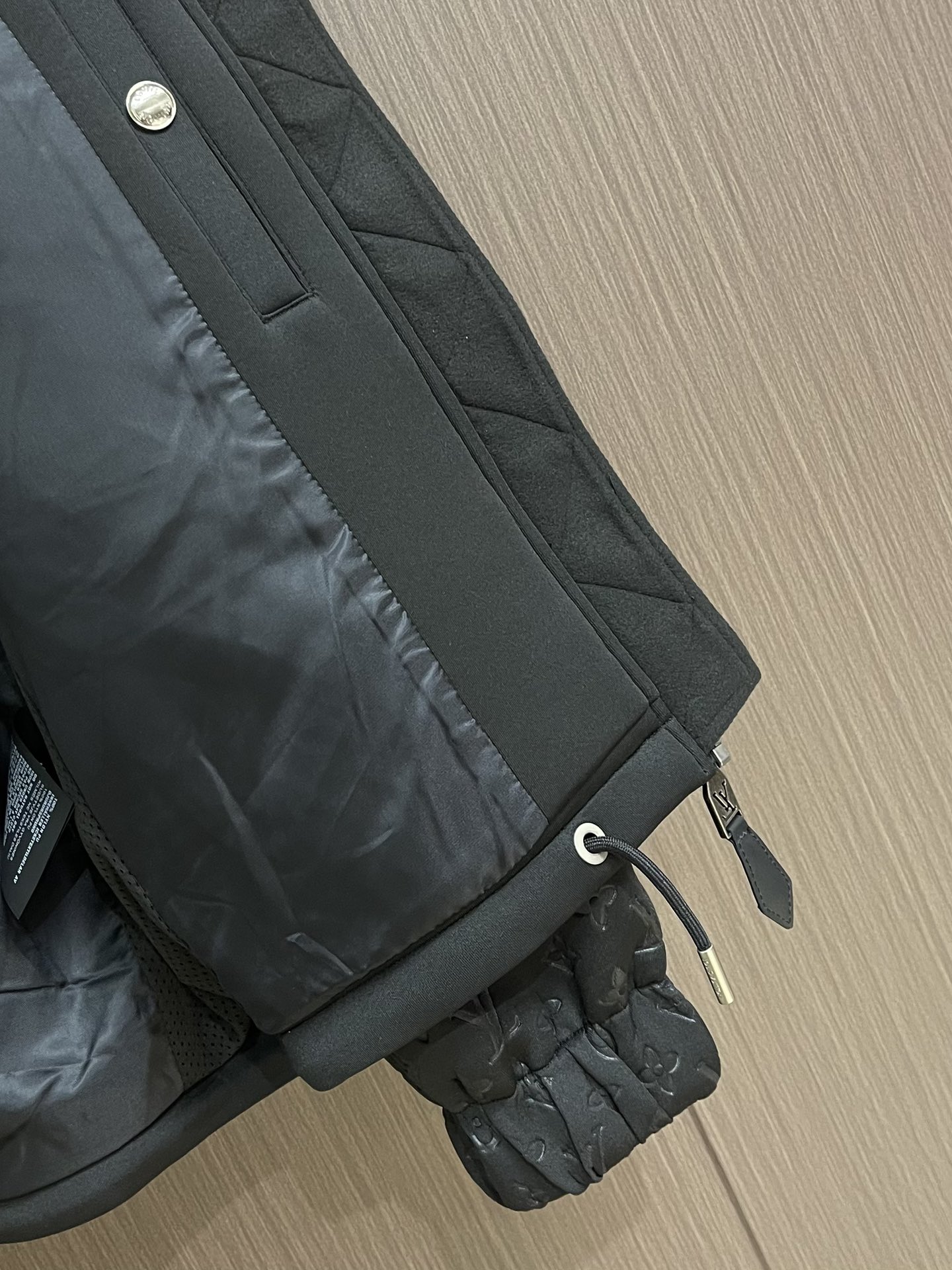 
LV 2025ss秋季新款拼接连帽外套，定制五金，面料进口提花空气层棉，质感光泽垂感更强，品相高级，拼