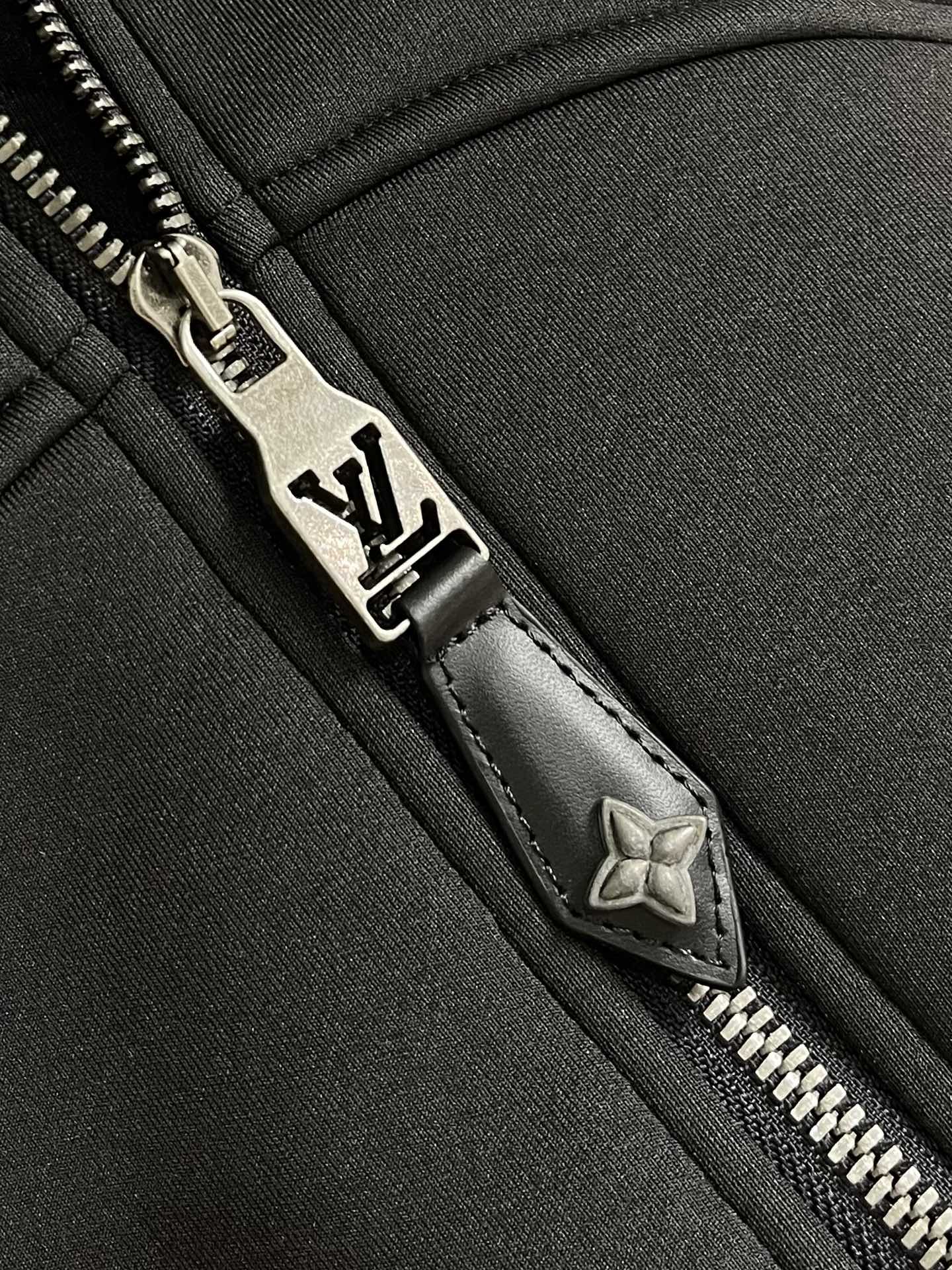 
LV 2025ss秋季新款拼接连帽外套，定制五金，面料进口提花空气层棉，质感光泽垂感更强，品相高级，拼