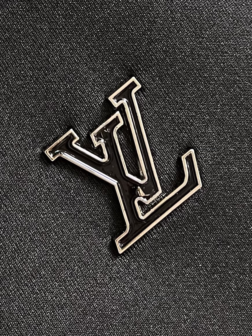 
LV 2025ss秋季新款拼接连帽外套，定制五金，面料进口提花空气层棉，质感光泽垂感更强，品相高级，拼