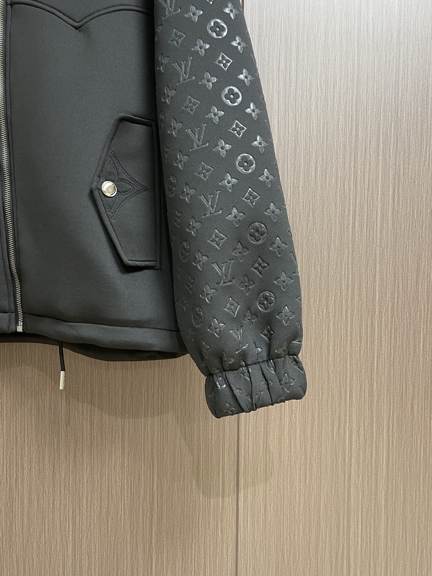 
LV 2025ss秋季新款拼接连帽外套，定制五金，面料进口提花空气层棉，质感光泽垂感更强，品相高级，拼