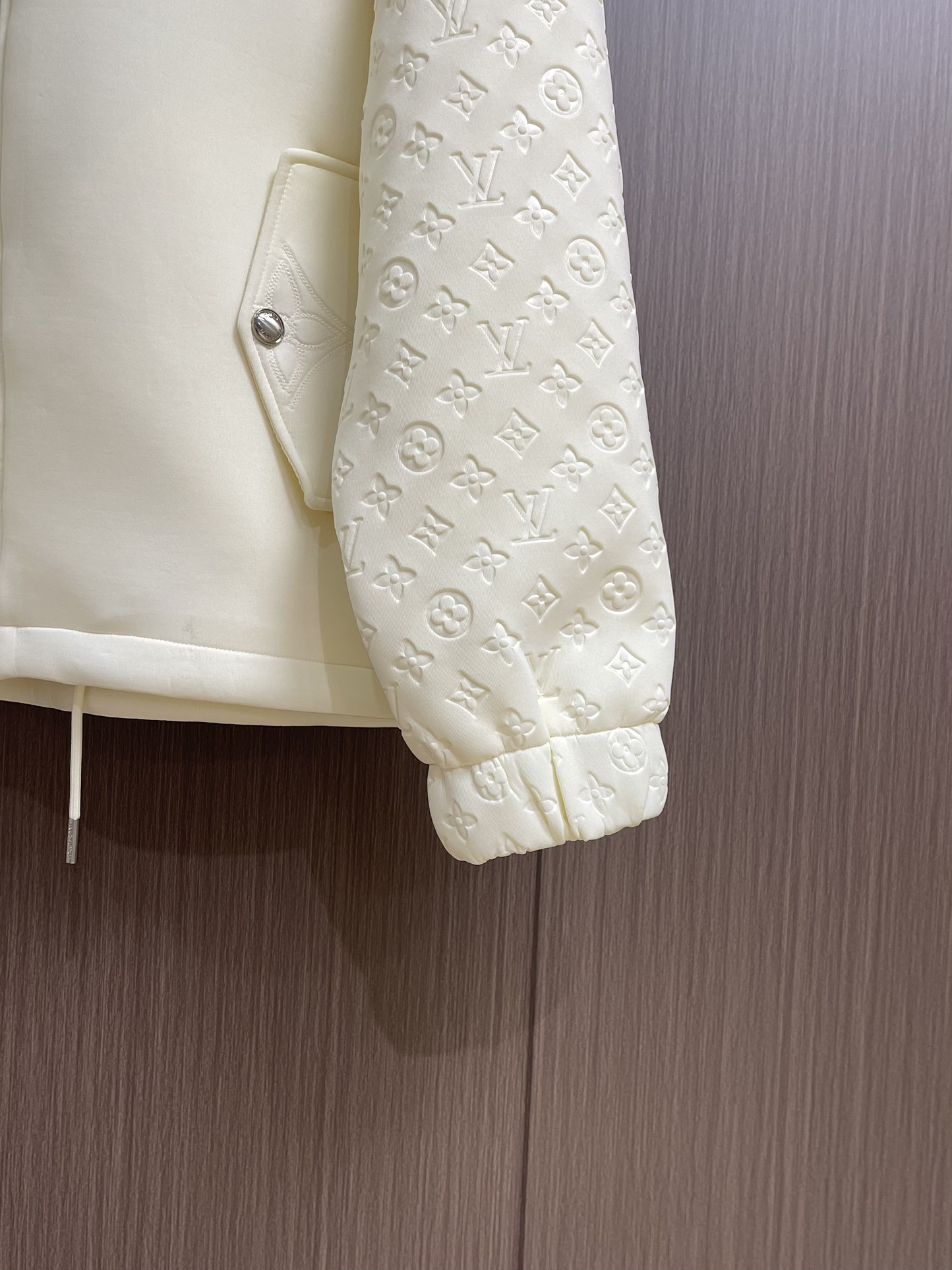 
LV 2025ss秋季新款拼接连帽外套，定制五金，面料进口提花空气层棉，质感光泽垂感更强，品相高级，拼