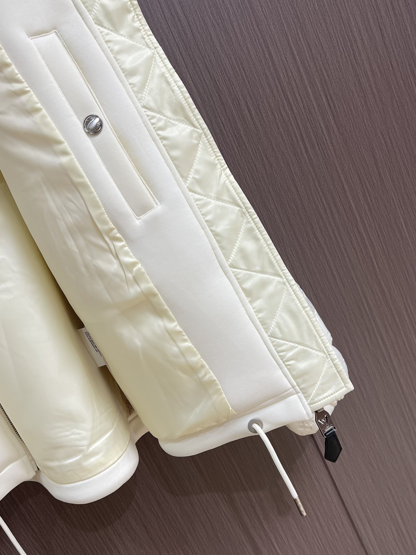 
LV 2025ss秋季新款拼接连帽外套，定制五金，面料进口提花空气层棉，质感光泽垂感更强，品相高级，拼