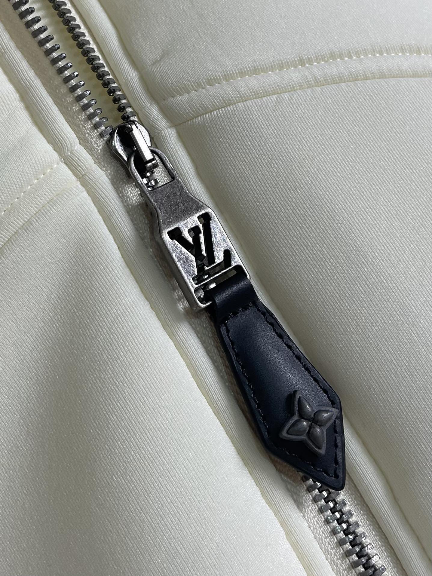 
LV 2025ss秋季新款拼接连帽外套，定制五金，面料进口提花空气层棉，质感光泽垂感更强，品相高级，拼