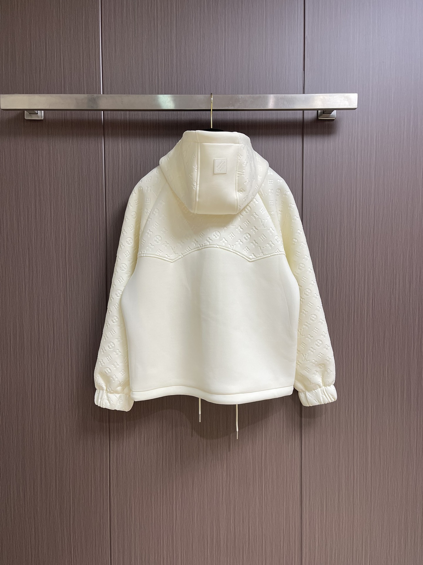 
LV 2025ss秋季新款拼接连帽外套，定制五金，面料进口提花空气层棉，质感光泽垂感更强，品相高级，拼