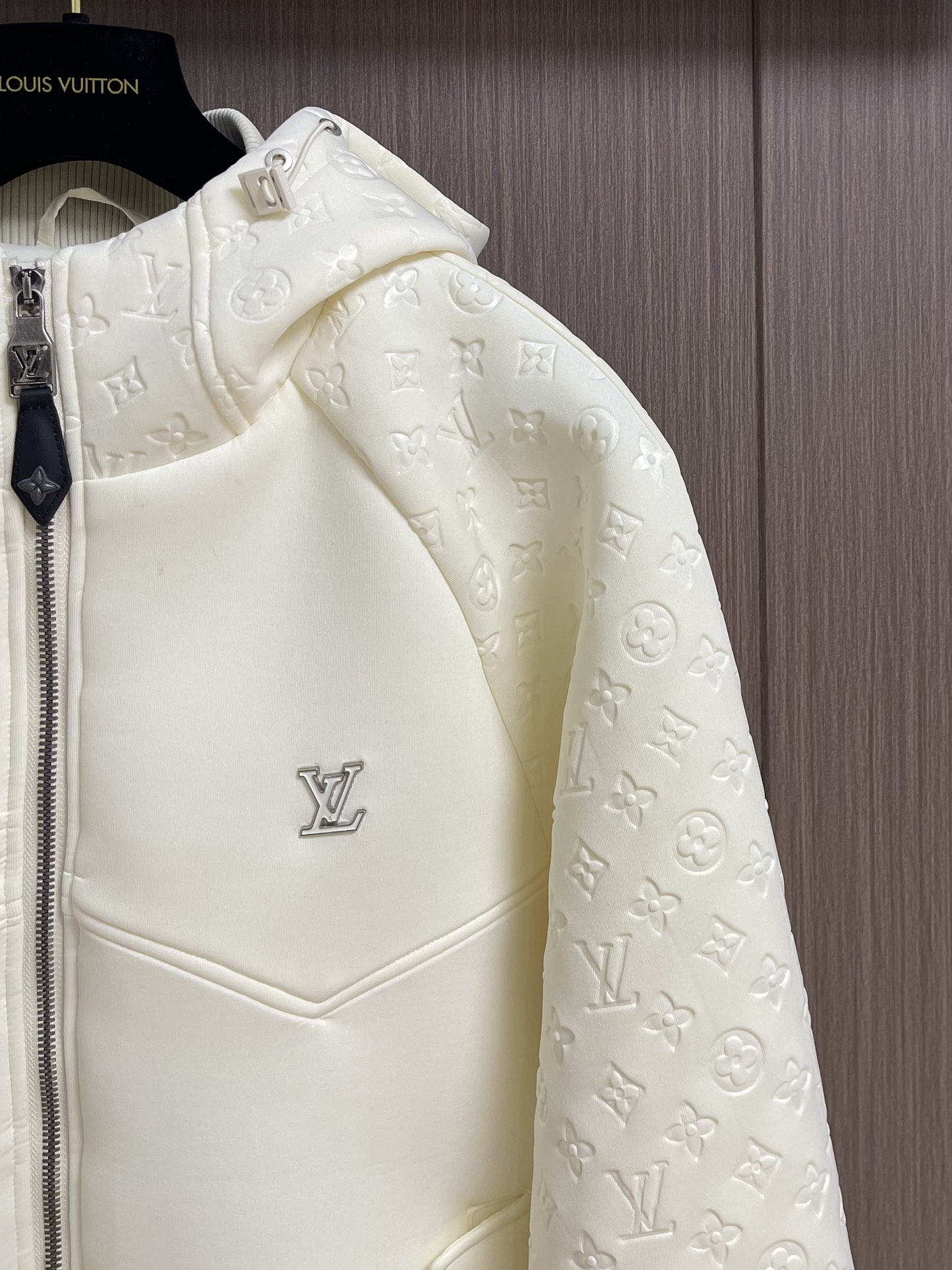 
LV 2025ss秋季新款拼接连帽外套，定制五金，面料进口提花空气层棉，质感光泽垂感更强，品相高级，拼