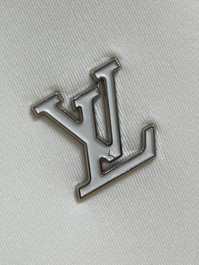 
LV 2025ss秋季新款拼接连帽外套，定制五金，面料进口提花空气层棉，质感光泽垂感更强，品相高级，拼