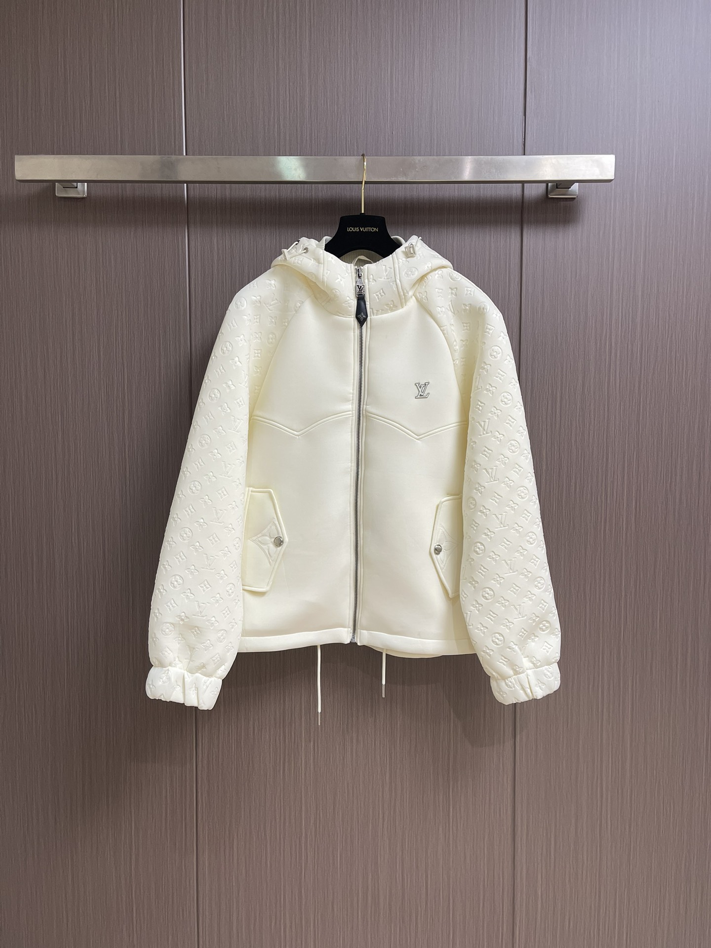 NO:515183,LV 2025ss autumn new spliced ​​hooded jacket, customized hardware, imported jacquard air-layer cotton, texture, shiny and drape, high-quality, spliced ​​with four-leaf clover element letter jacquard pattern, full of old money!  Size M-3XL, louis vuitton, jackets & coats,hats,alexander wang19860909LV 2025ss秋季新款拼接连帽外套,定制五金,面料进口提花空气层棉,质感光泽垂感更强,品相高级,拼接满铺四叶草元素字母提花图案,老钱感十足！尺码M-3XL,,louis vuitton,jackets & coats,hats,alexander wang,Men's clothing