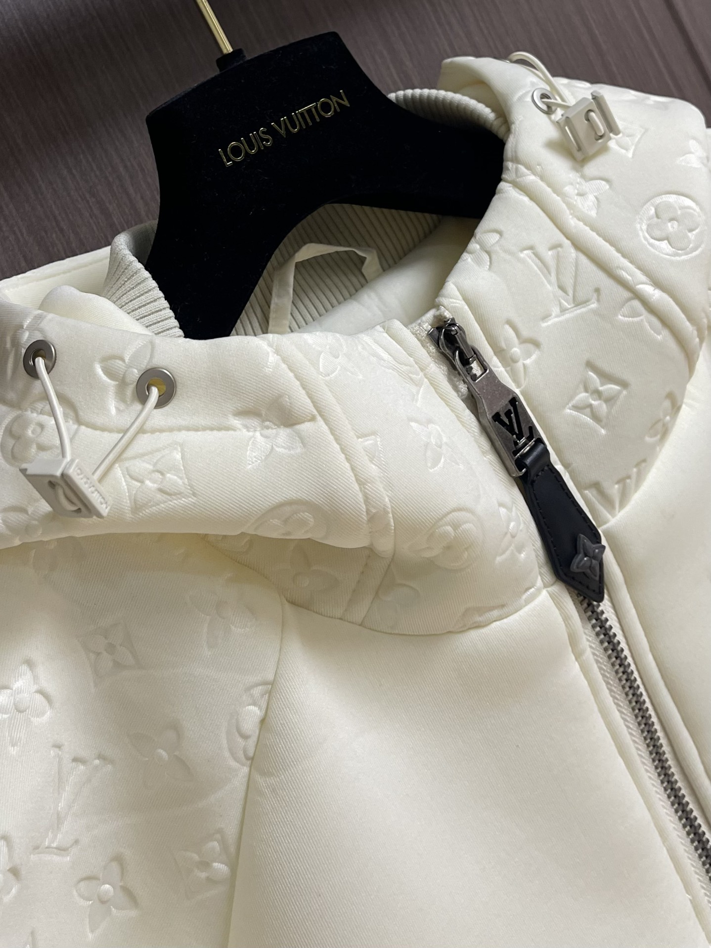 
LV 2025ss秋季新款拼接连帽外套，定制五金，面料进口提花空气层棉，质感光泽垂感更强，品相高级，拼