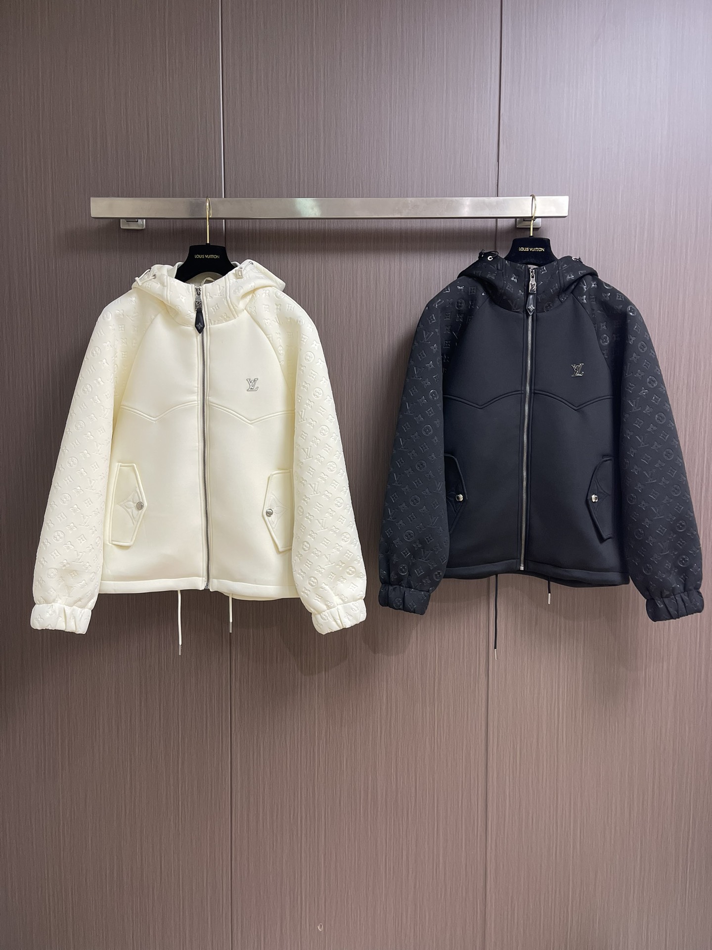 
LV 2025ss秋季新款拼接连帽外套，定制五金，面料进口提花空气层棉，质感光泽垂感更强，品相高级，拼