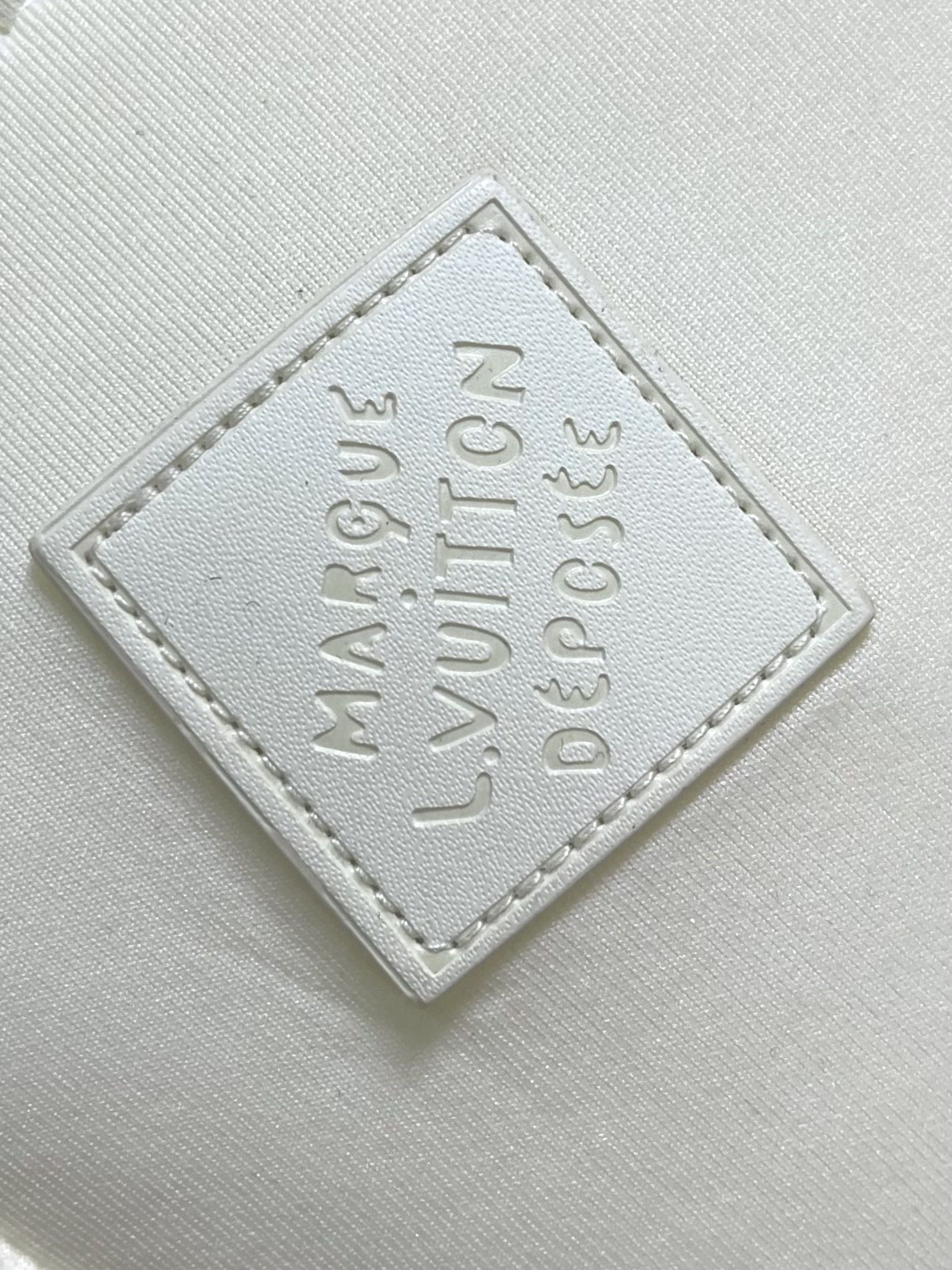 
LV 2025ss秋季新款拼接连帽无袖马甲外套，定制五金，面料进口提花空气层棉，质感光泽垂感更强，品相