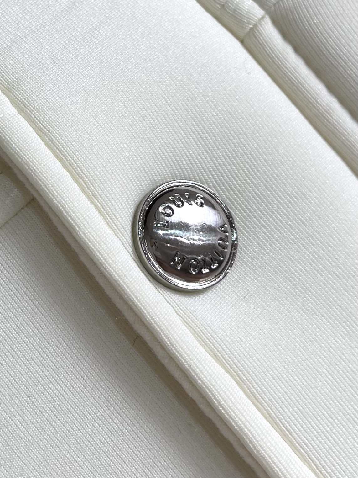 
LV 2025ss秋季新款拼接连帽无袖马甲外套，定制五金，面料进口提花空气层棉，质感光泽垂感更强，品相