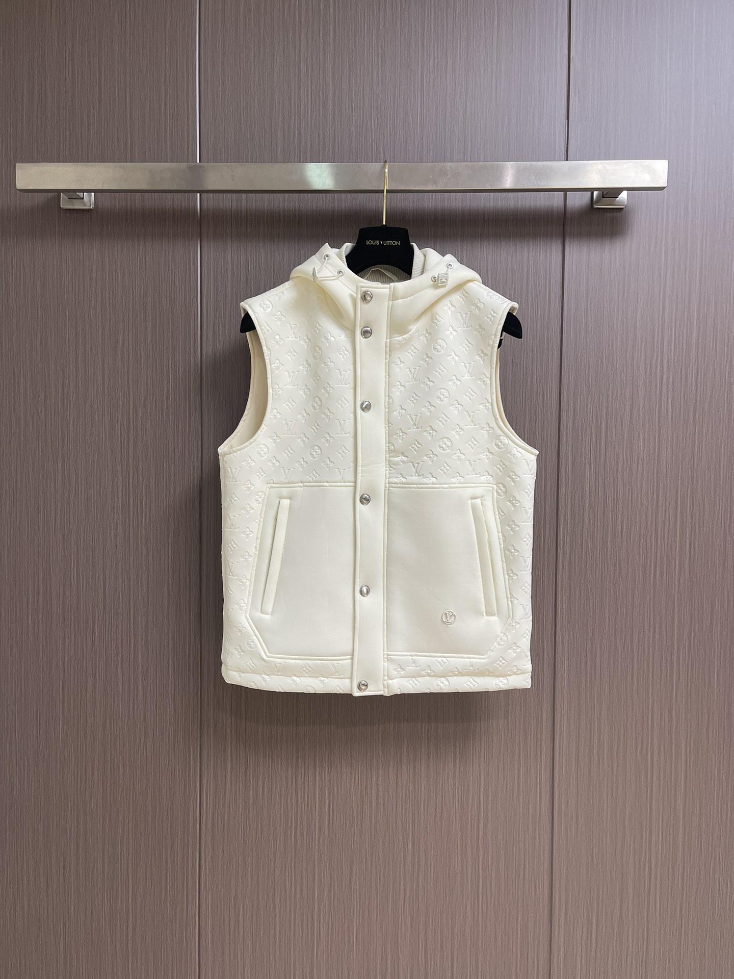 
LV 2025ss秋季新款拼接连帽无袖马甲外套，定制五金，面料进口提花空气层棉，质感光泽垂感更强，品相