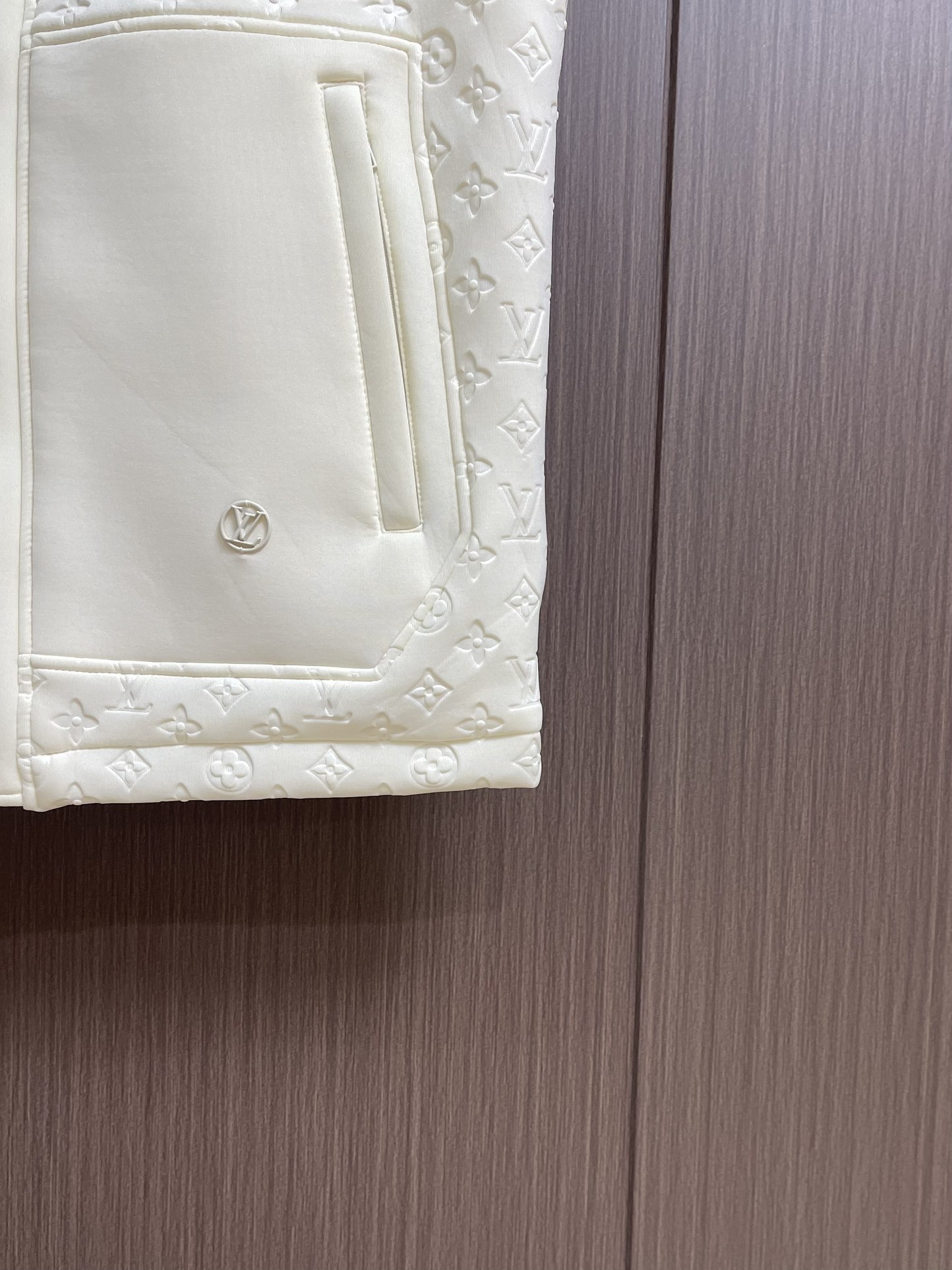 
LV 2025ss秋季新款拼接连帽无袖马甲外套，定制五金，面料进口提花空气层棉，质感光泽垂感更强，品相