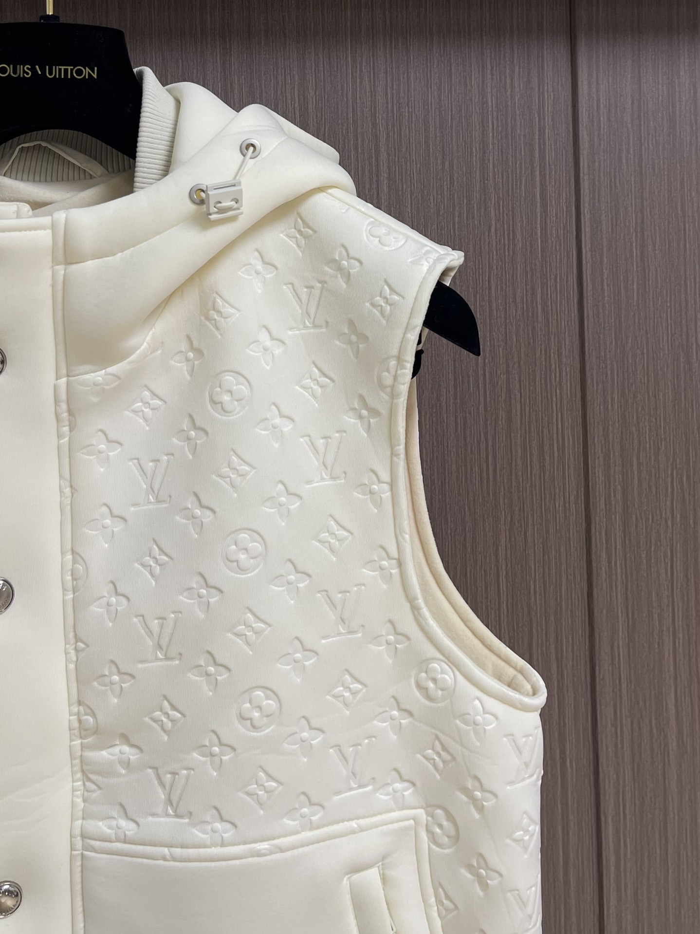 
LV 2025ss秋季新款拼接连帽无袖马甲外套，定制五金，面料进口提花空气层棉，质感光泽垂感更强，品相