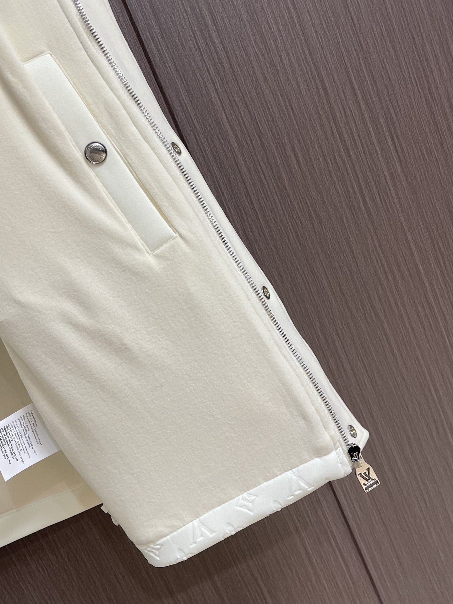 
LV 2025ss秋季新款拼接连帽无袖马甲外套，定制五金，面料进口提花空气层棉，质感光泽垂感更强，品相